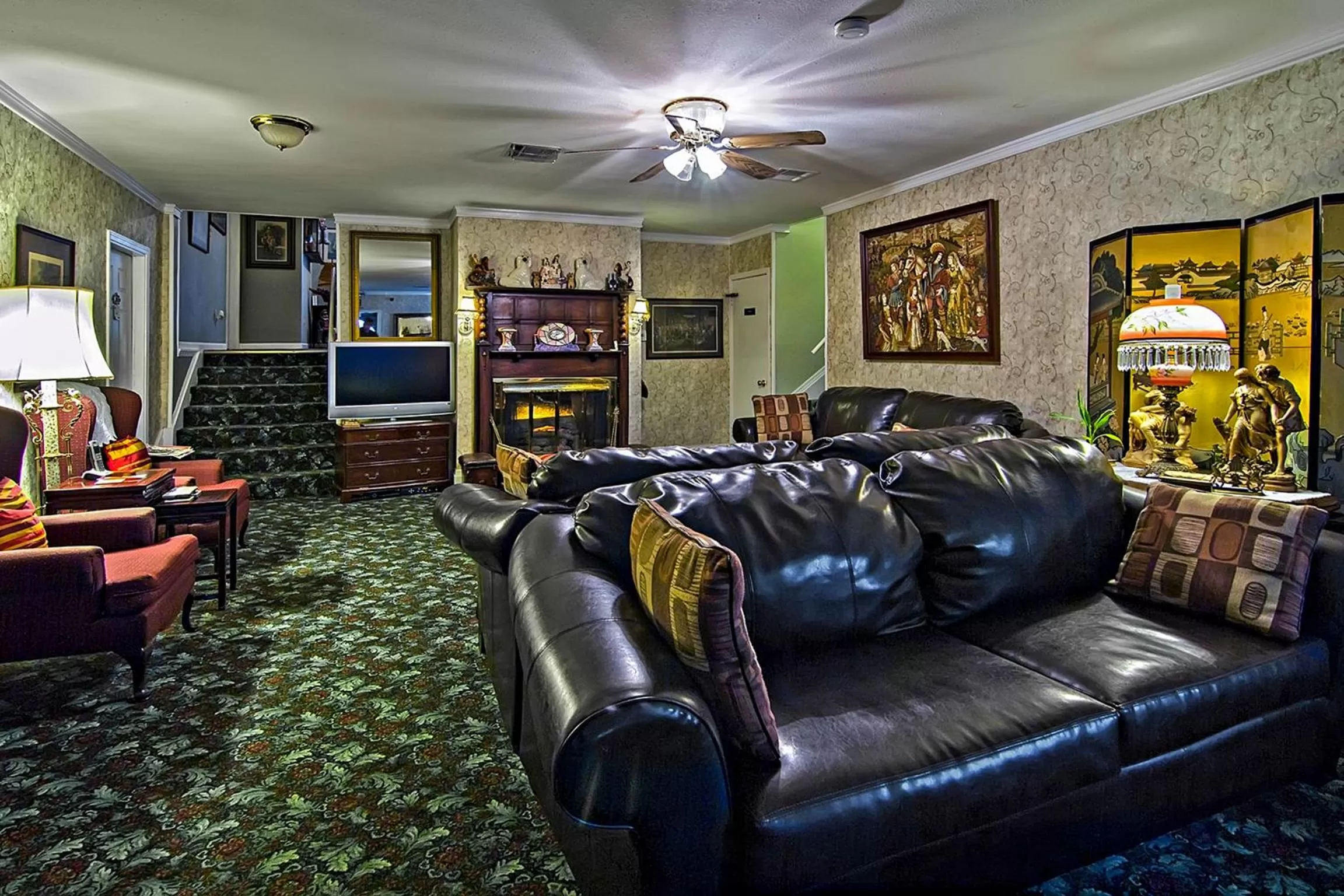 TV and multimedia in Rose Manor Bed & Breakfast