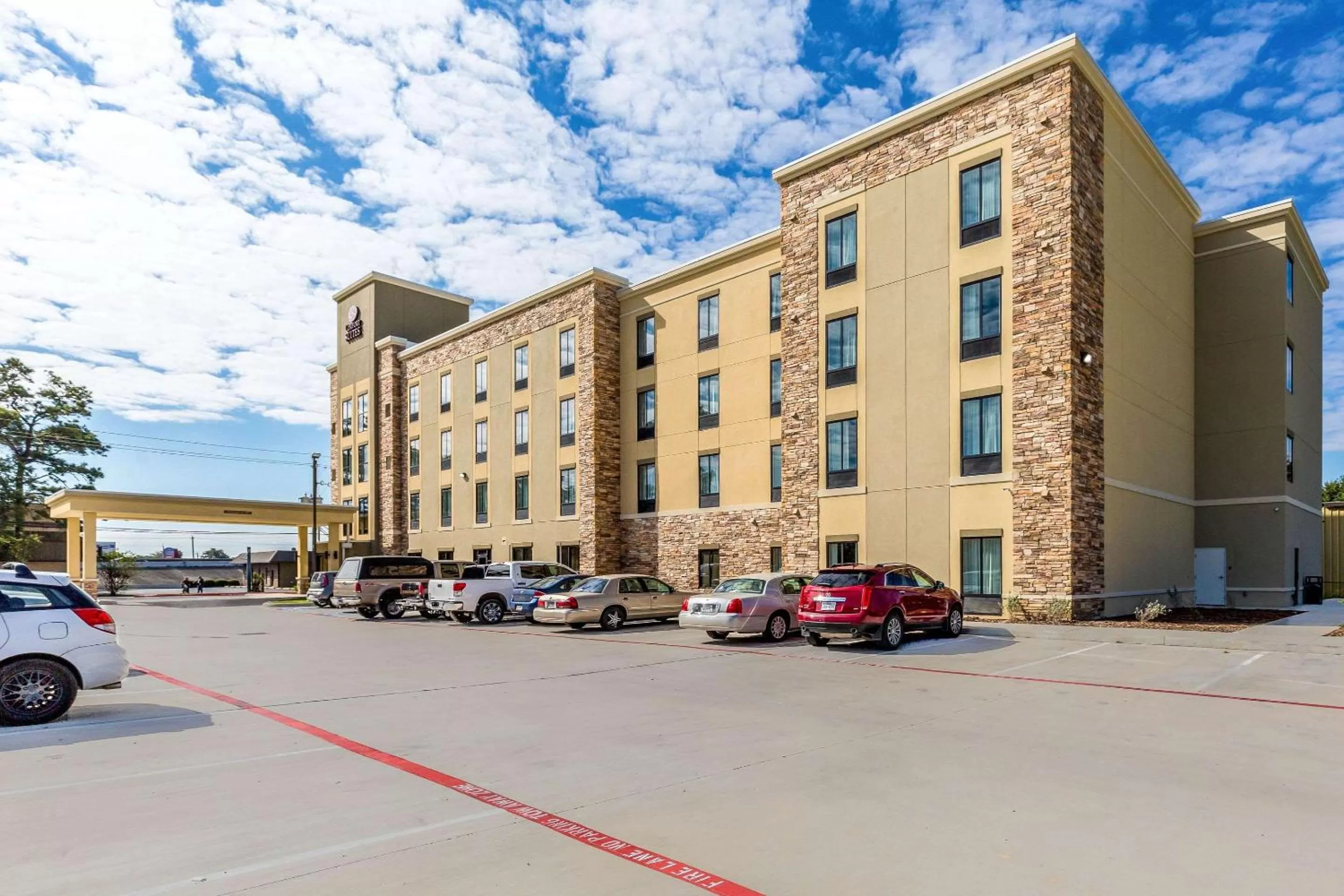 Property building in Comfort Suites