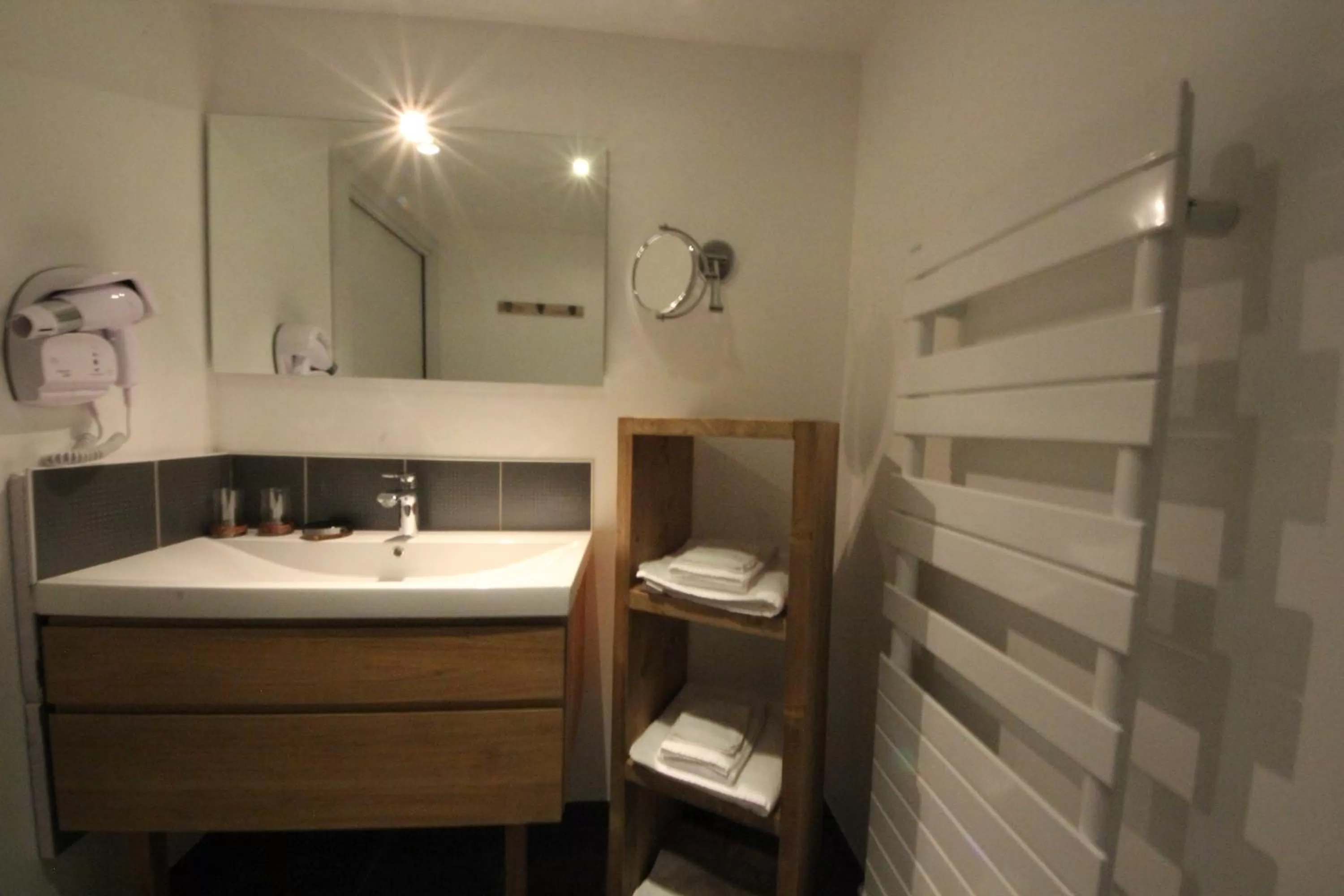 King Room with Terrace - Cellet in Au Cœur des Lacs - Chambres d'hôtes