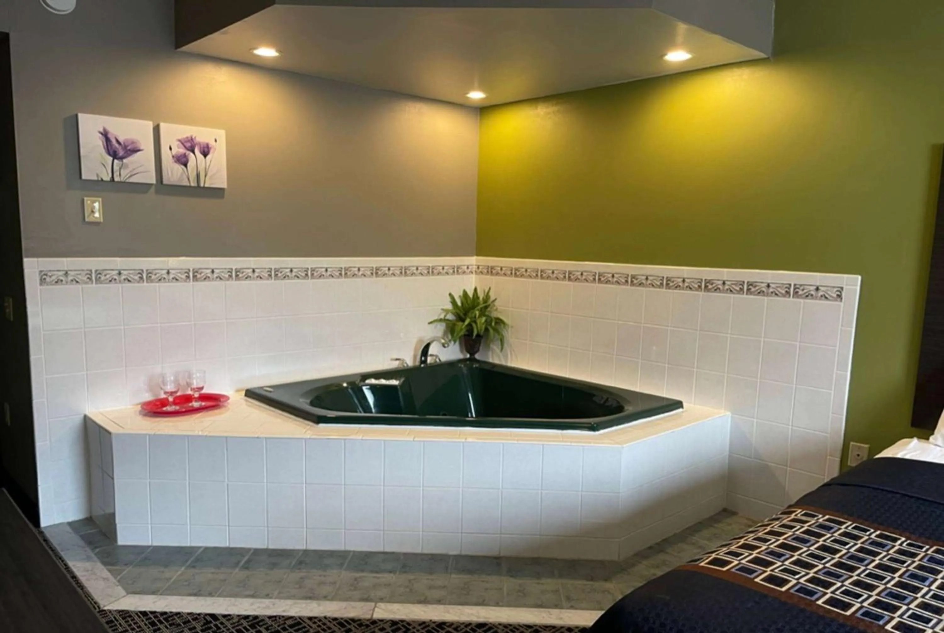 Photo of the whole room in Wingate by Wyndham Lake George