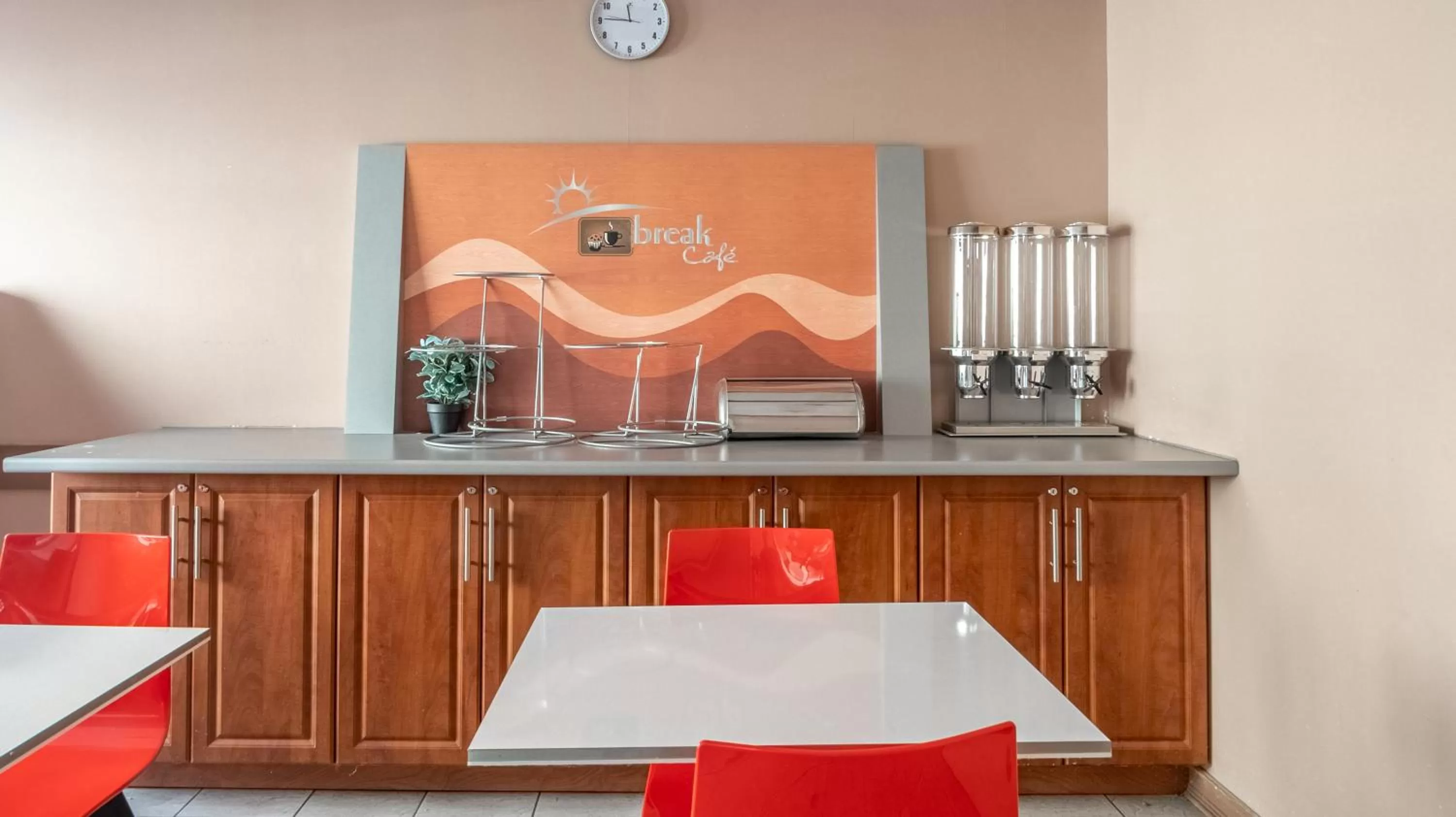 Dining area in Knights Inn North Bay