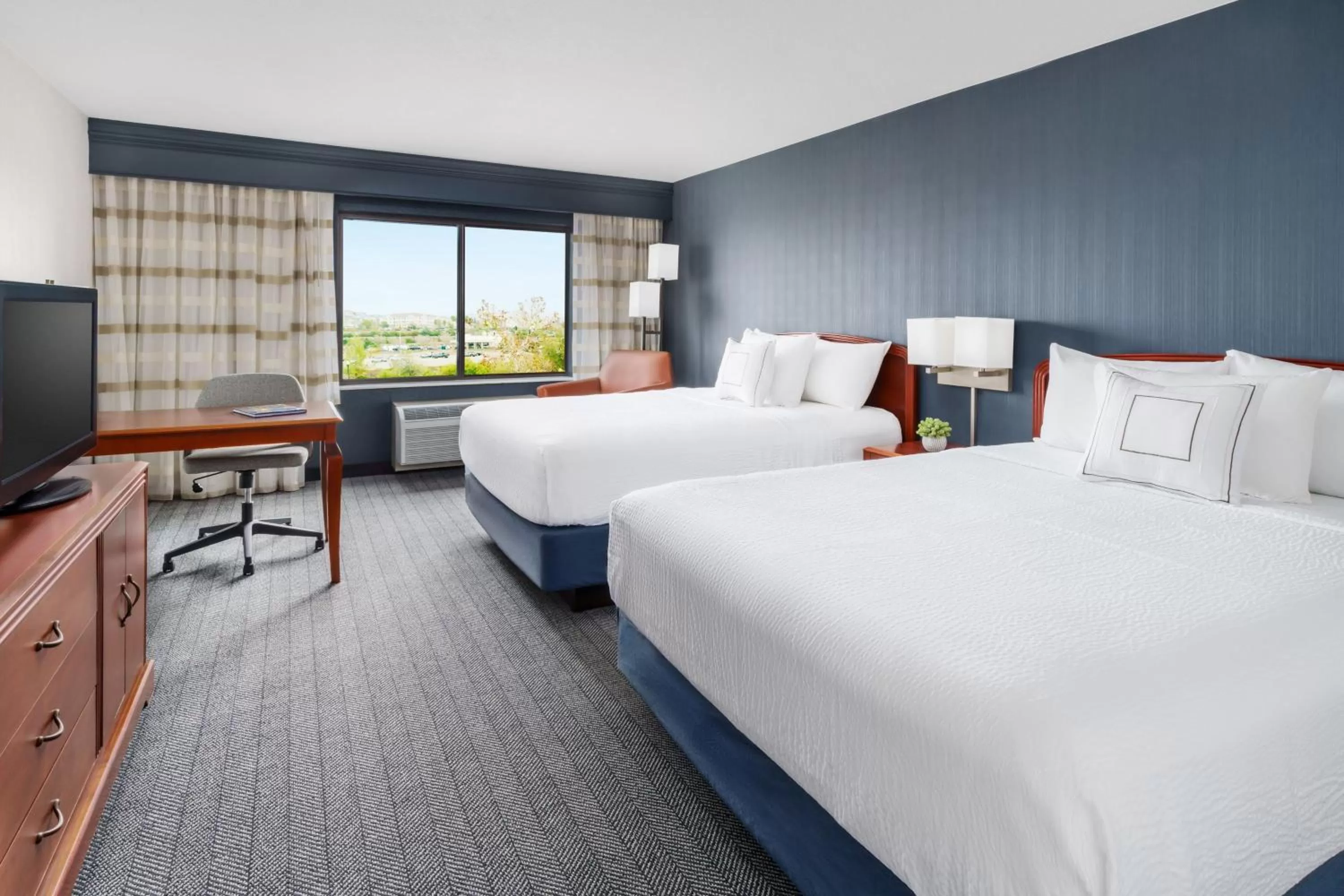 Photo of the whole room, Bed in Courtyard by Marriott Sacramento Folsom