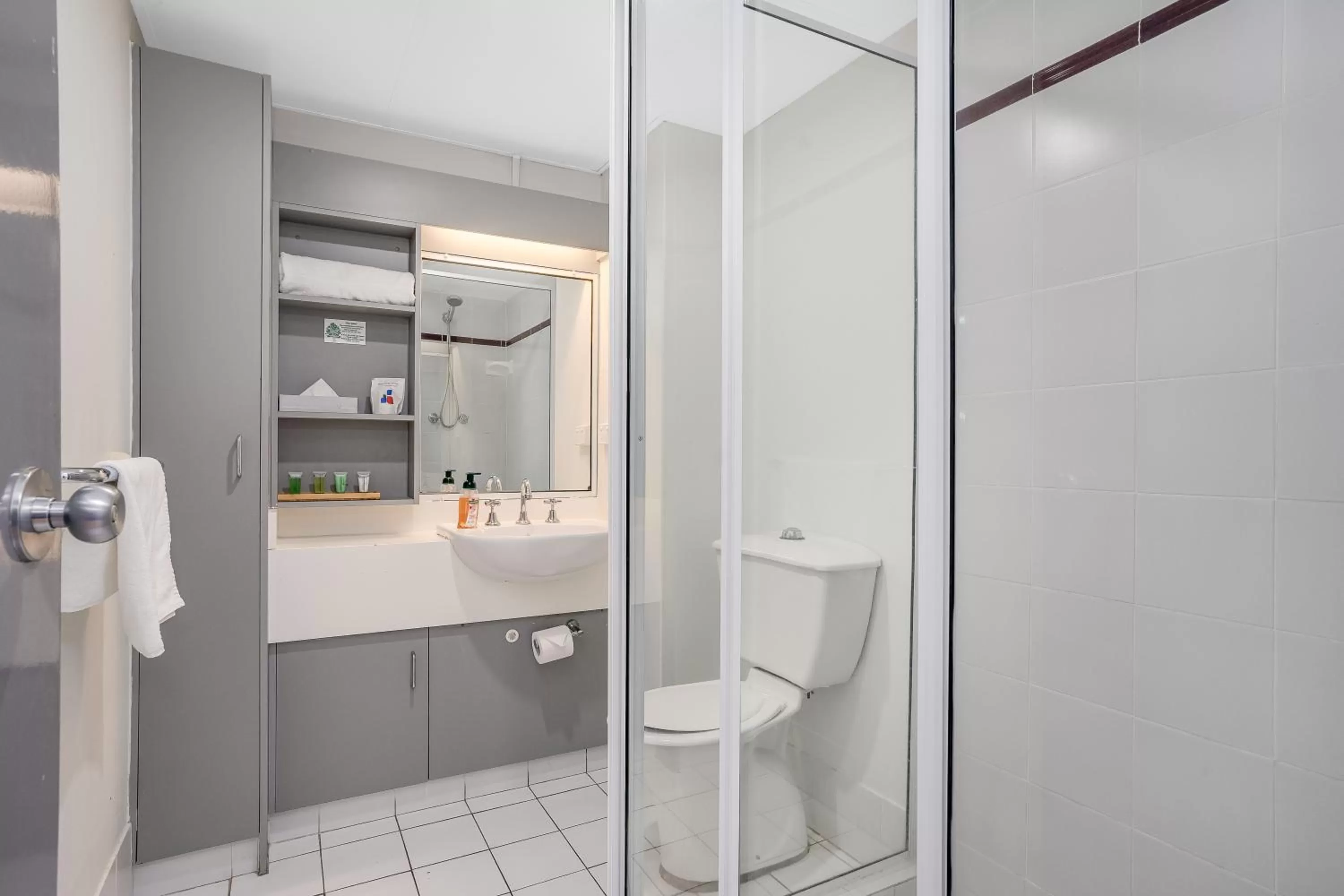 Bathroom in Nelson Towers Motel & Apartments