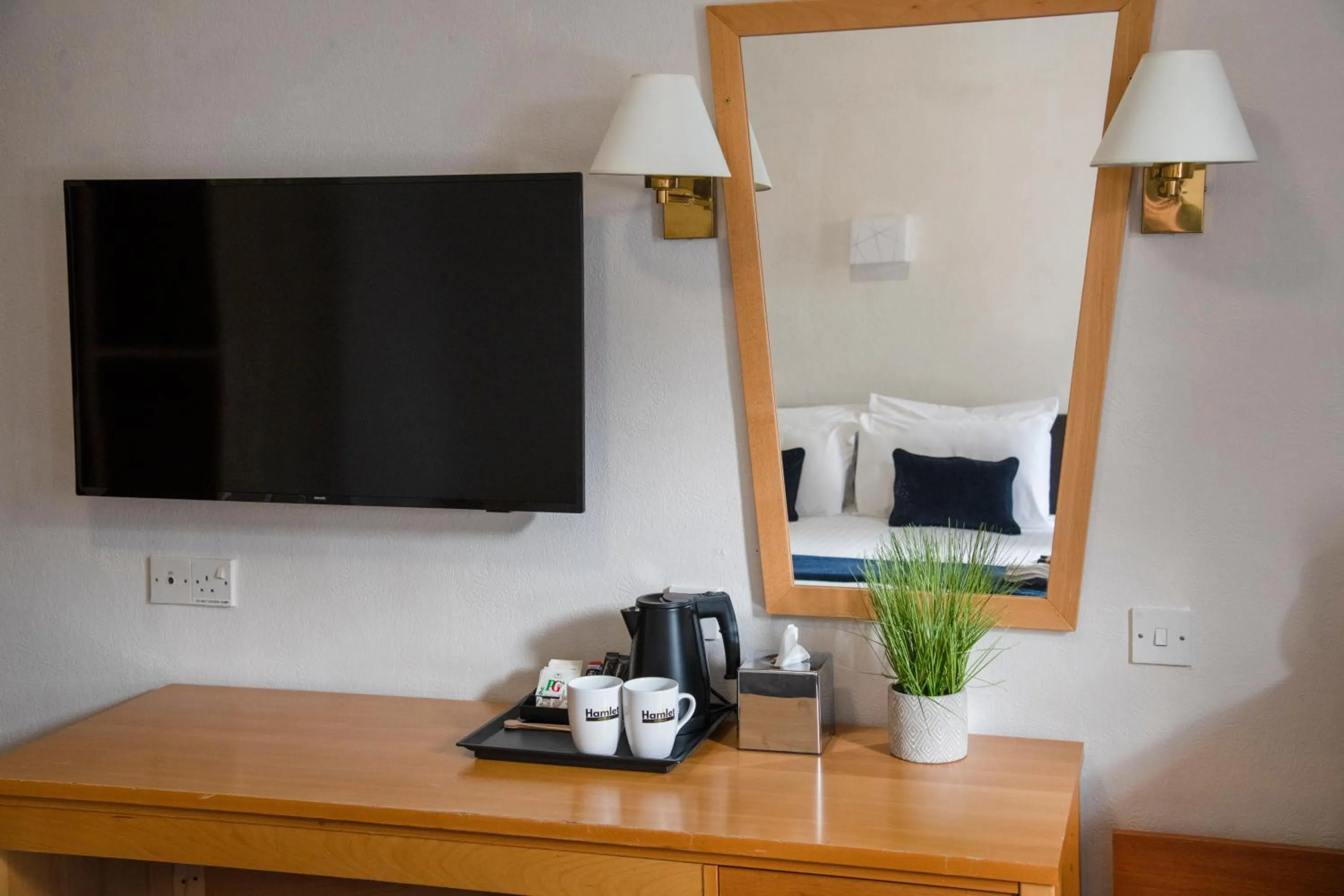TV and multimedia, Bed in Hamlet Hotels Maidstone
