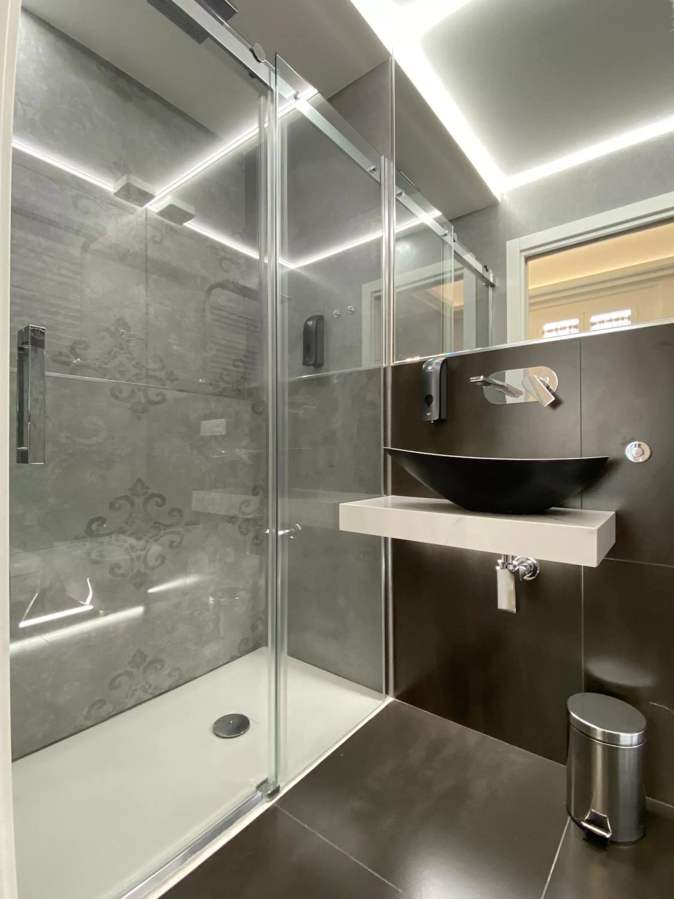 Shower in Casa Granatelli