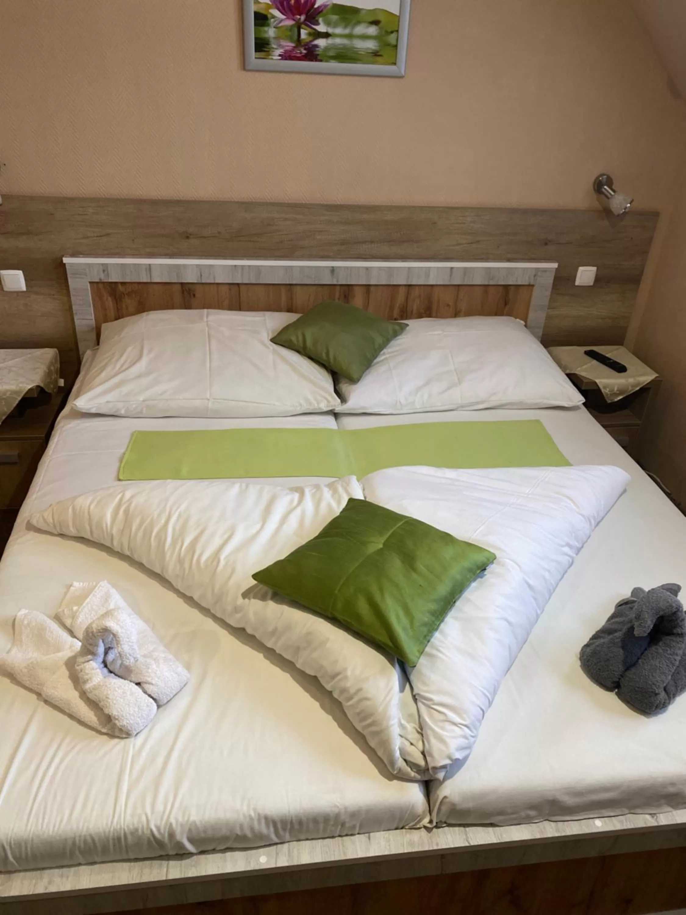 Bed in Abszolút Hotel és Panzió