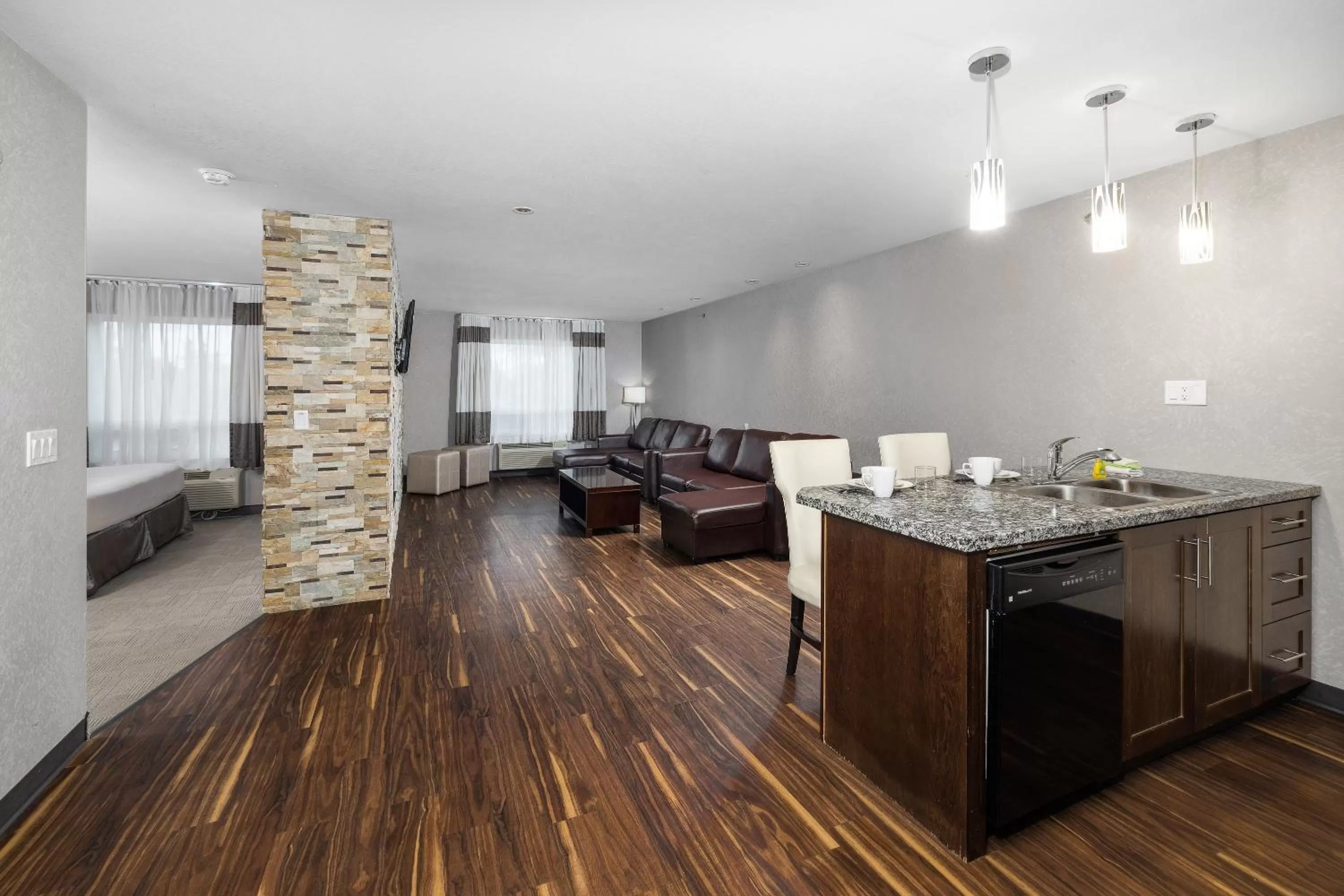 Kitchen or kitchenette in Home Inn & Suites Yorkton