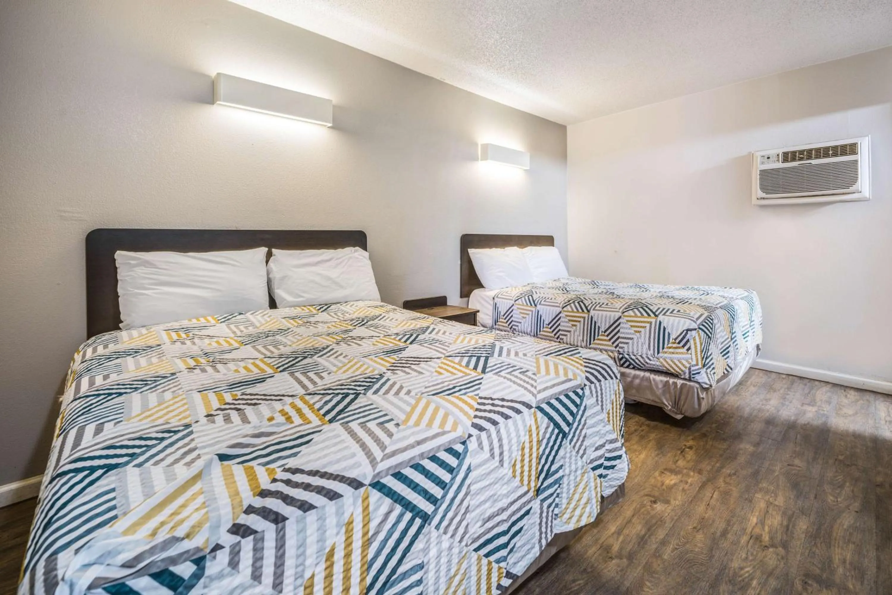 Photo of the whole room, Bed in Motel 6-Toms River, NJ