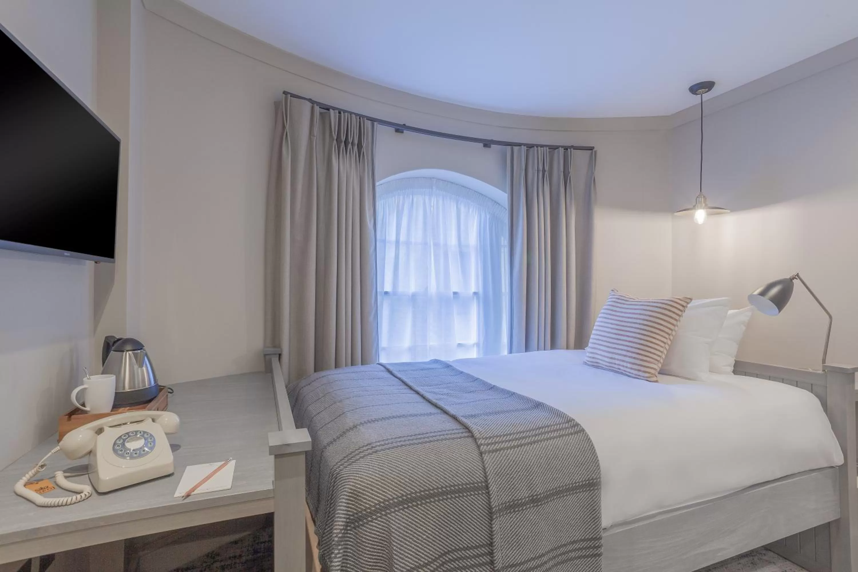 Bedroom, Bed in Richmond Hill Hotel