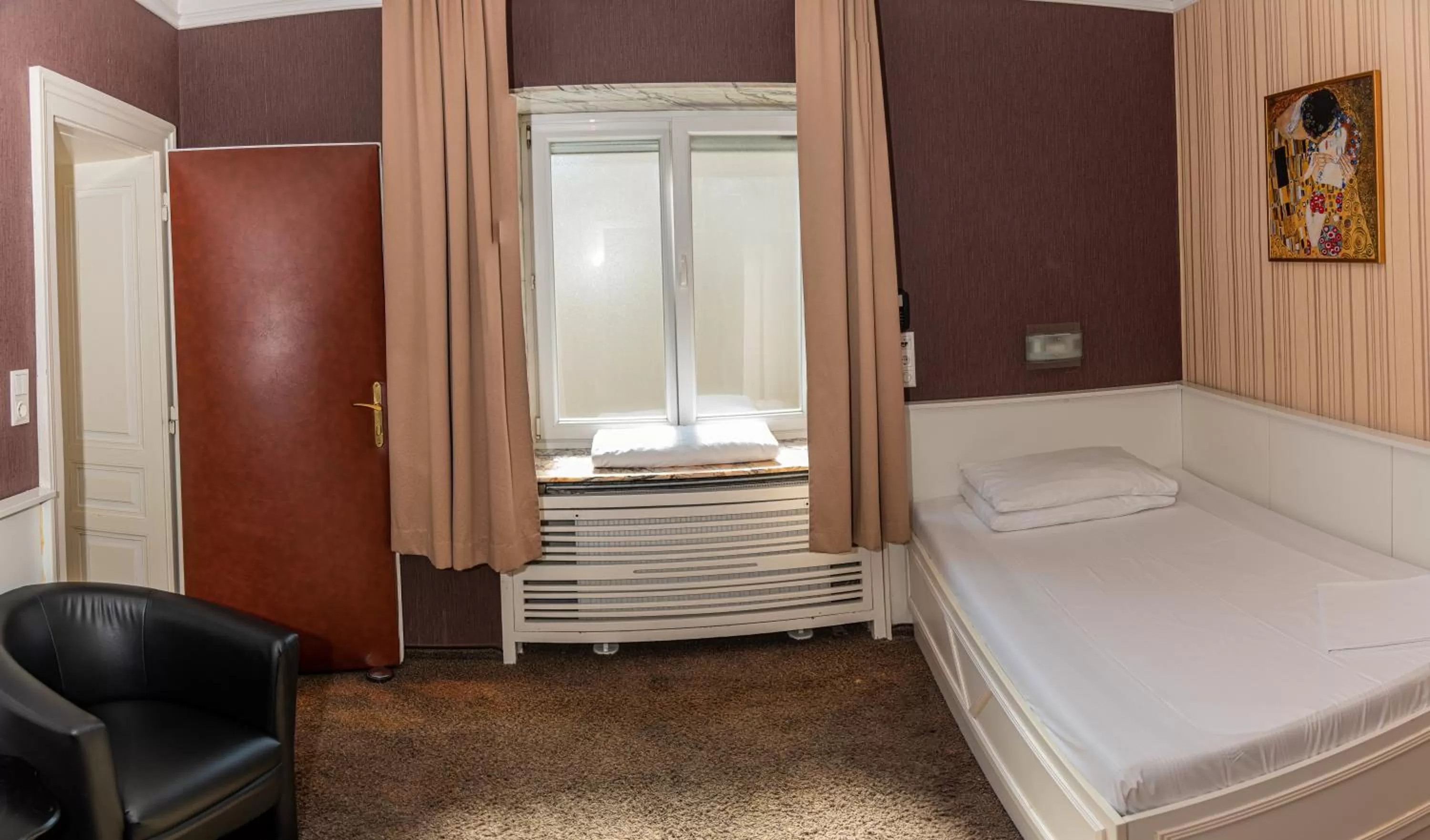 Photo of the whole room, Bed in Hotel Goldene Spinne