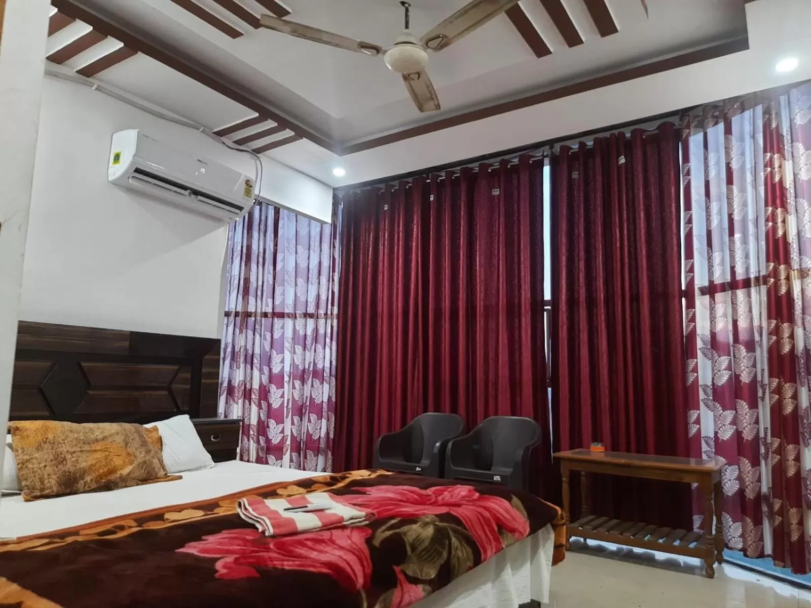Bed in STAYMAKER Hotel Raj Ganga
