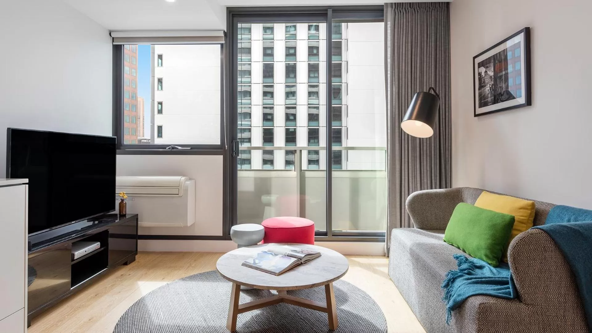 TV and multimedia in Oaks Melbourne Southbank Suites