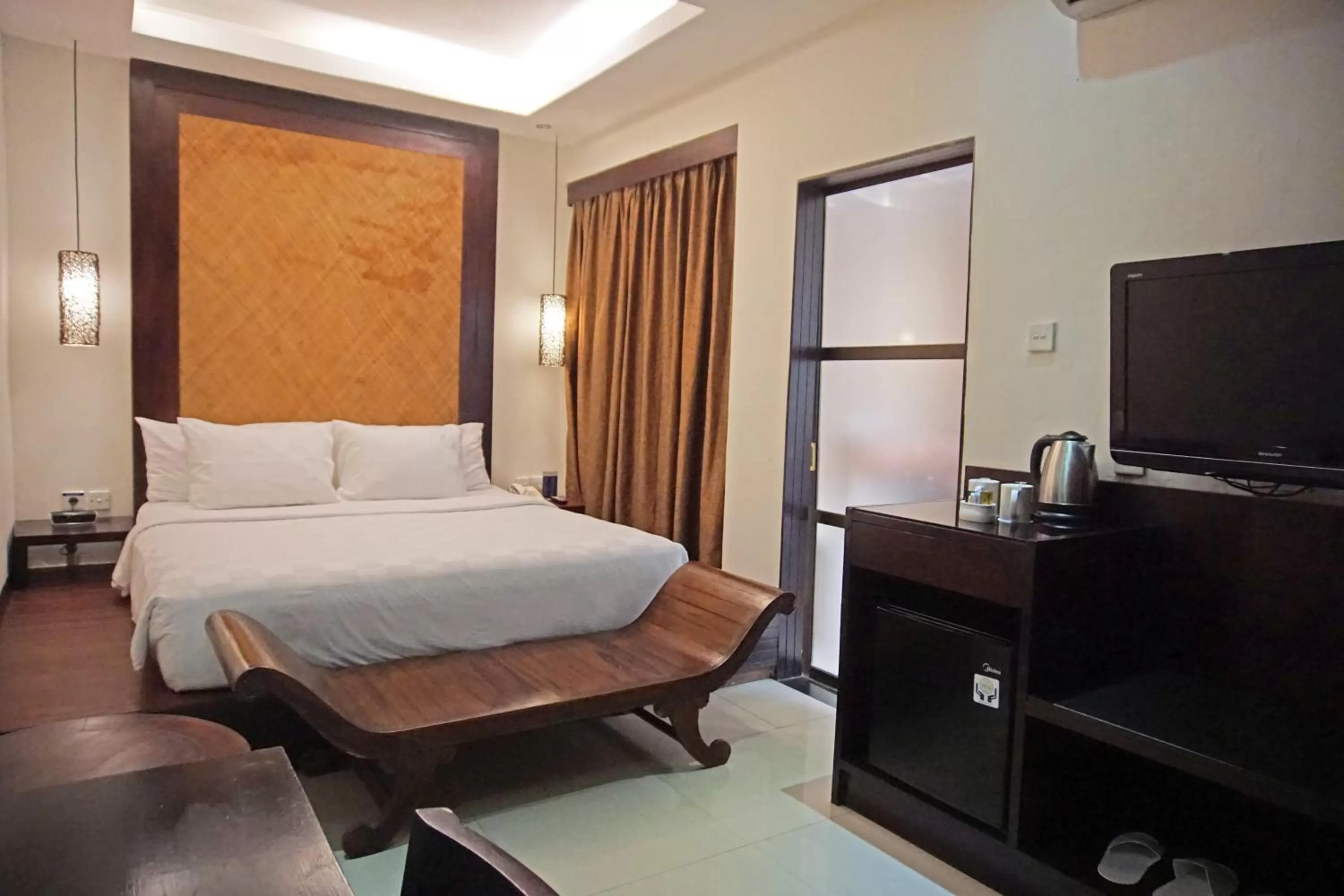 Property building, Bed in Best Western Kuta Villa