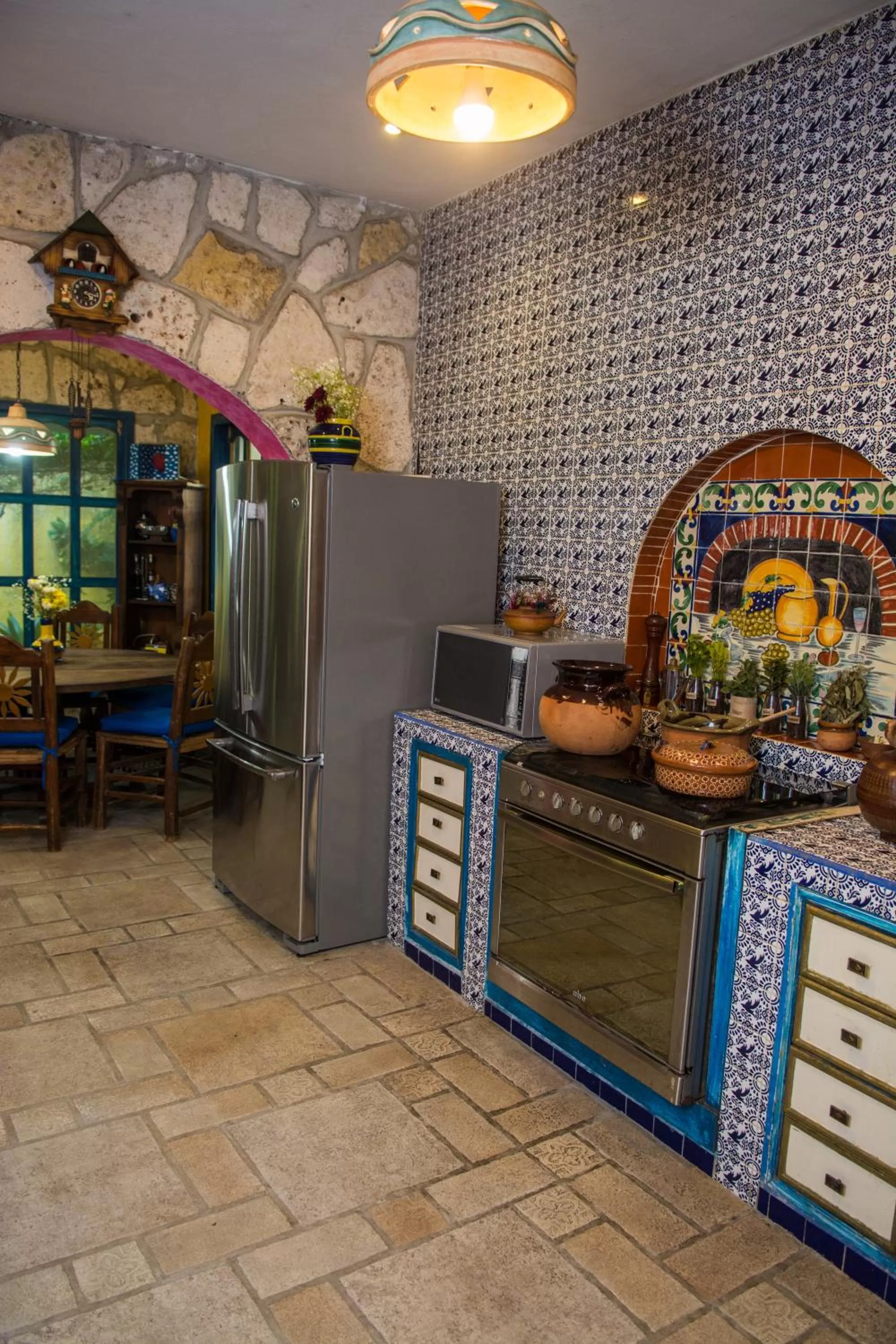 Communal kitchen in Hacienda Boutique B&B and Spa Solo Adultos
