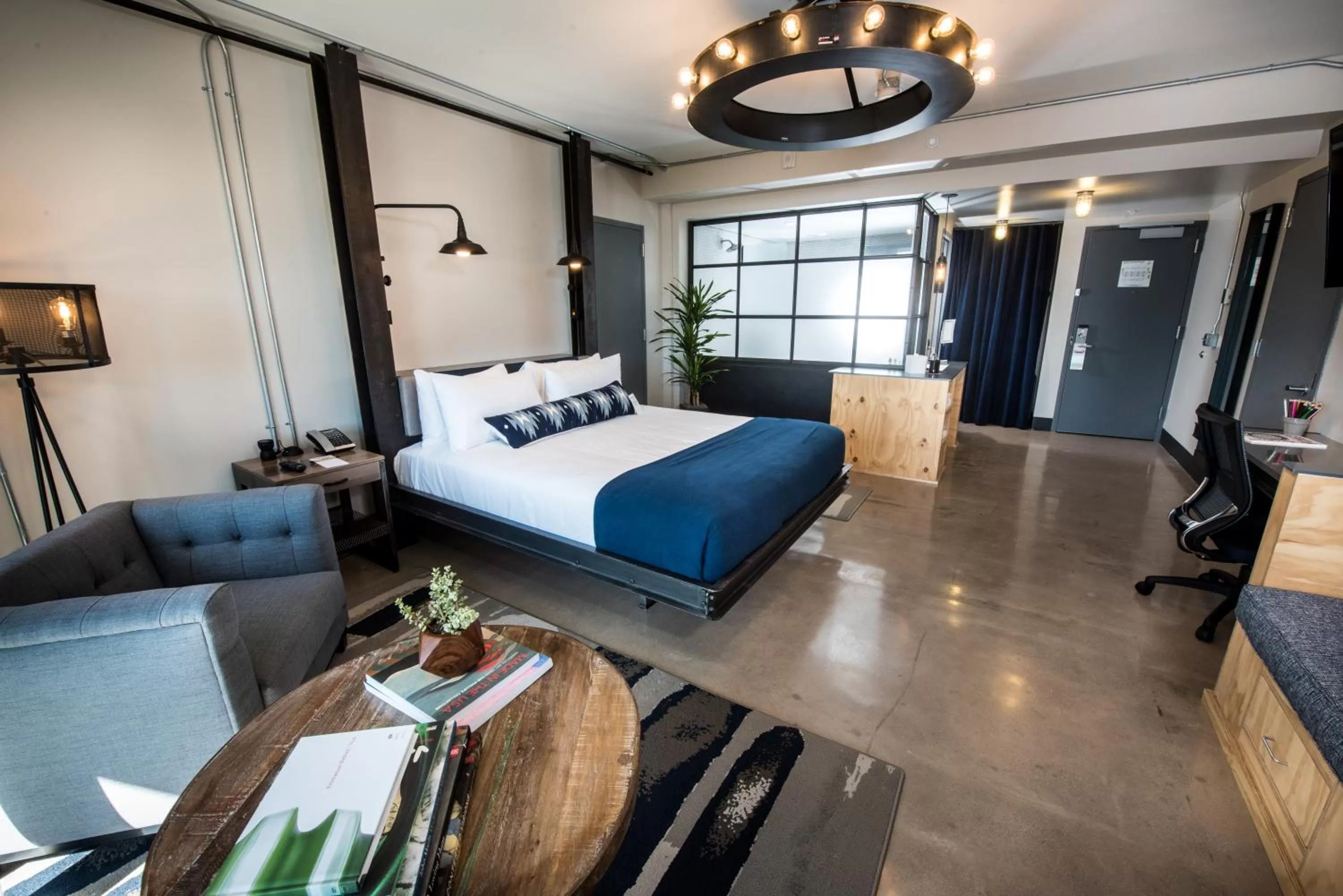 Photo of the whole room, Bed in Found Re Phoenix