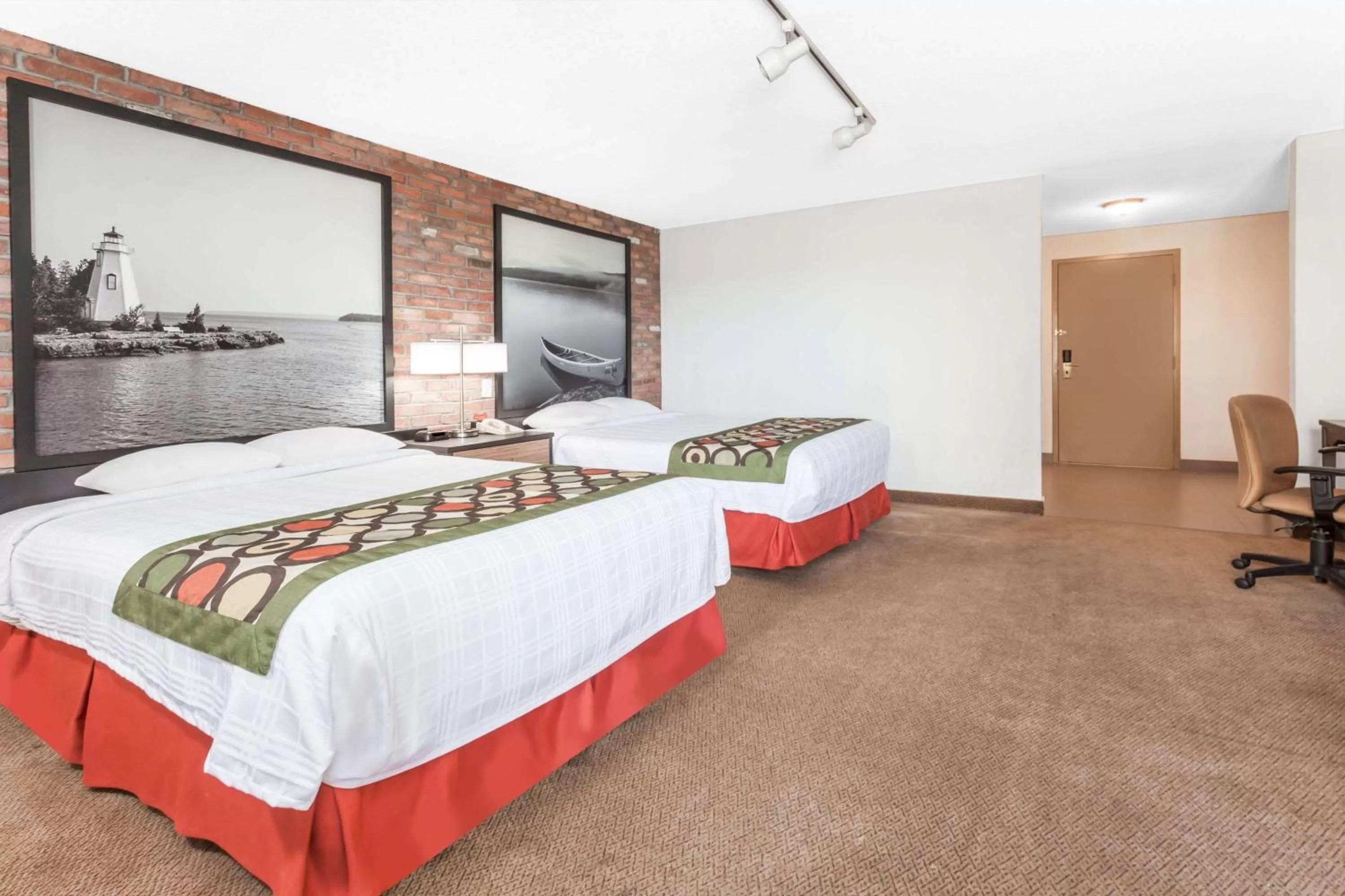 Photo of the whole room, Bed in Super 8 by Wyndham Sudbury ON