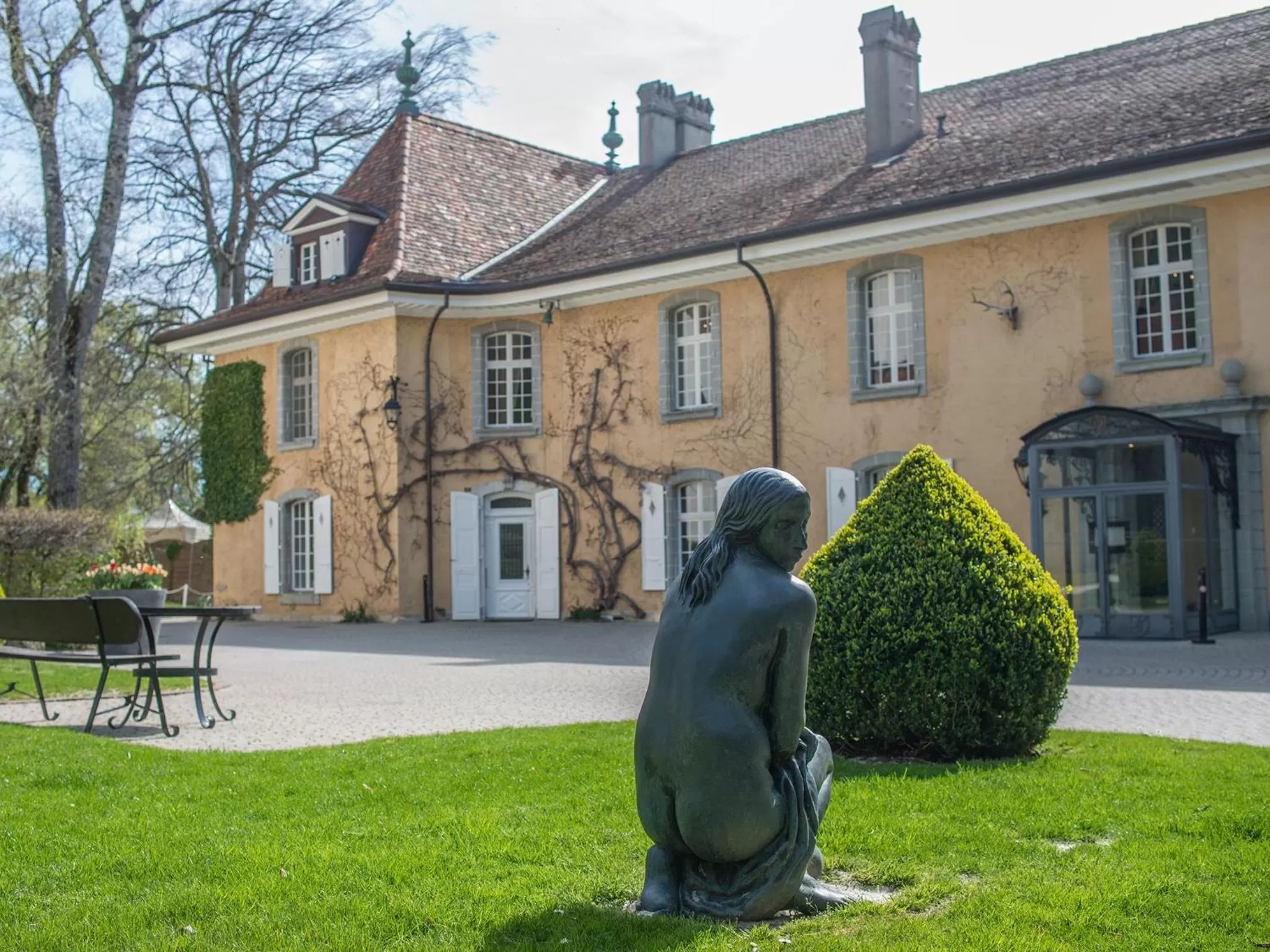 Facade/entrance in Château de Bonmont