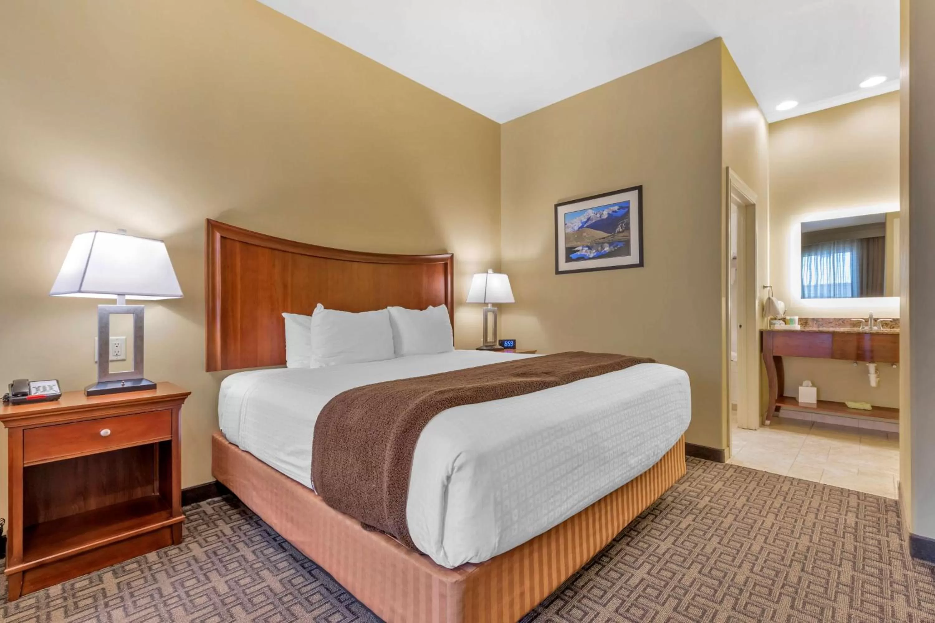 Bedroom, Bed in Best Western Plus Swiss Chalet Hotel & Suites