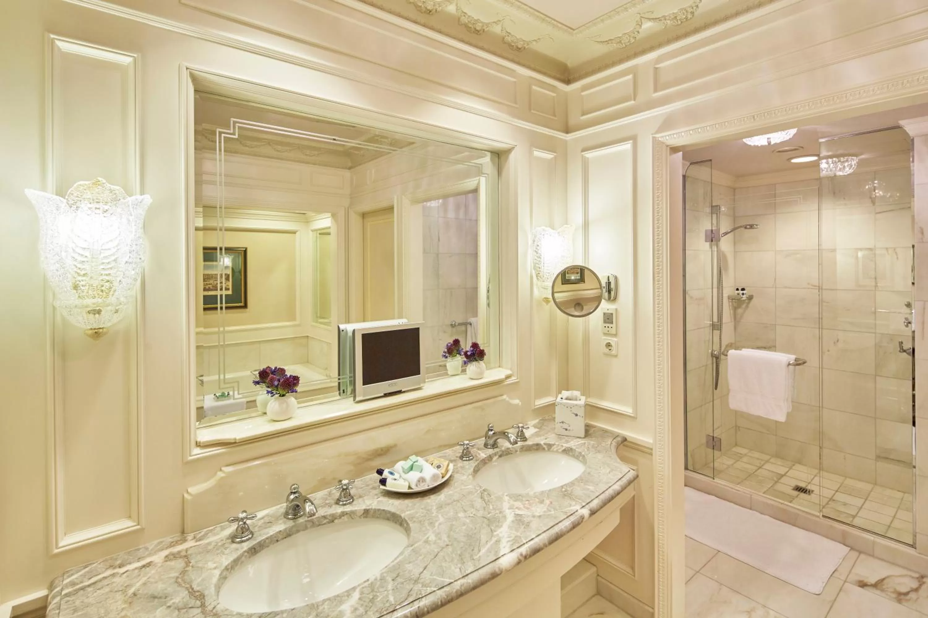 Photo of the whole room in Regent Berlin by IHG