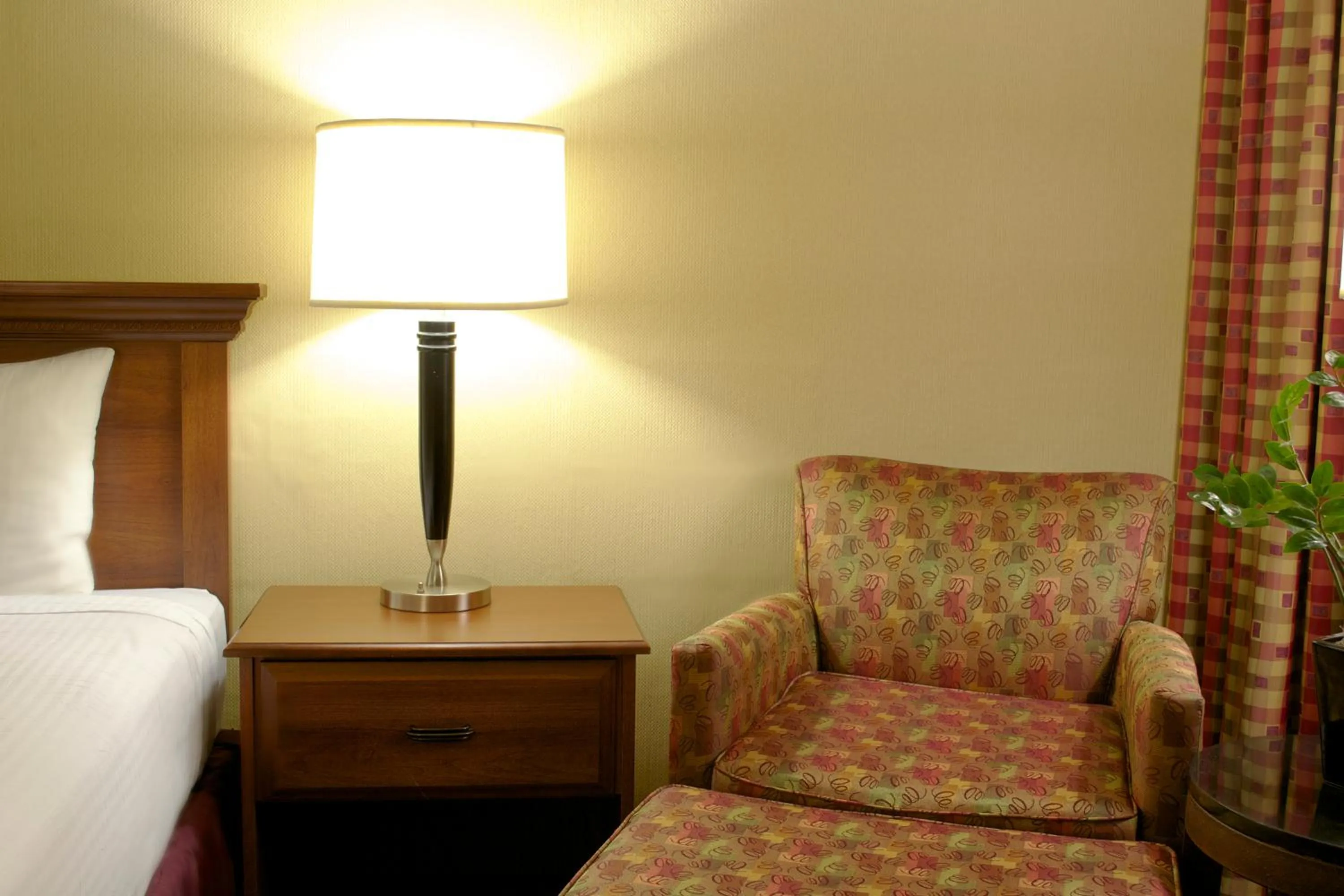 Seating area, Bed in West Gate Inn Nyack