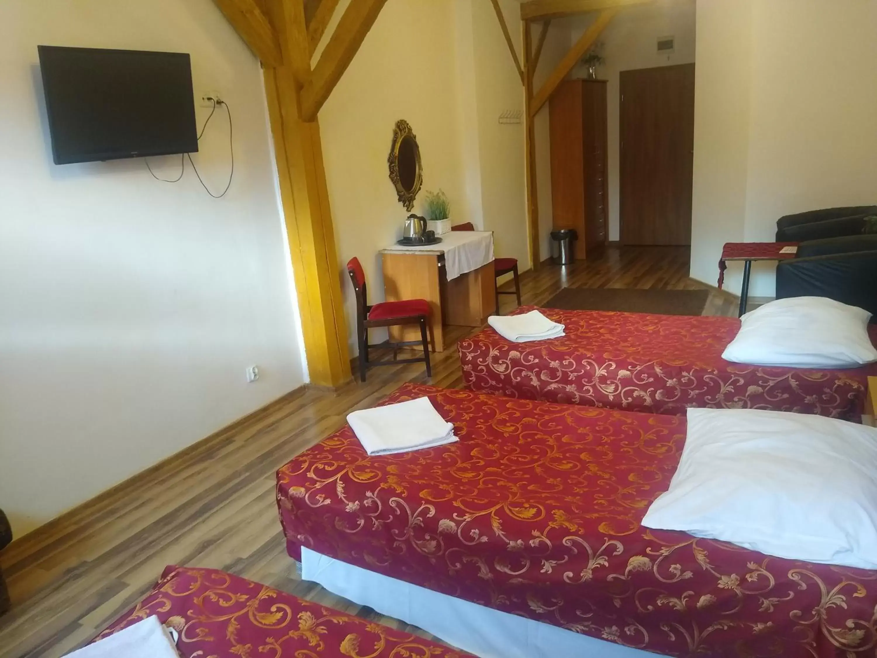 Quadruple Room with Private Bathroom in Zajazd Eljan-Centrum Noclegowe Quadruple Room with Private Bathroom in Zajazd Eljan-Centrum Noclegowe