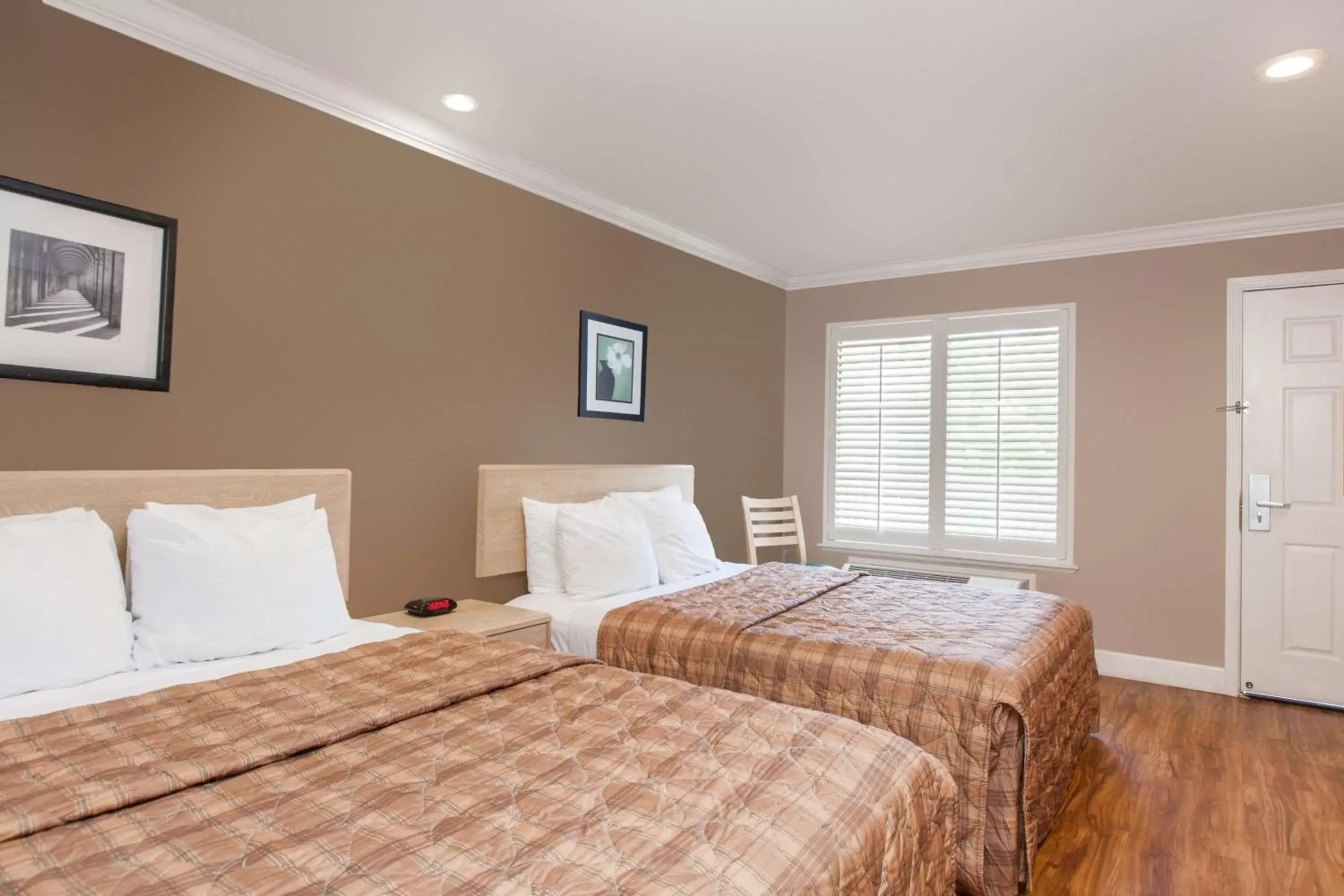 Queen Room with Two Queen Beds - Non-Smoking in Days Inn by Wyndham San Francisco S/Oyster Point Airport Queen Room with Two Queen Beds - Non-Smoking in Days Inn by Wyndham San Francisco S/Oyster Point Airport