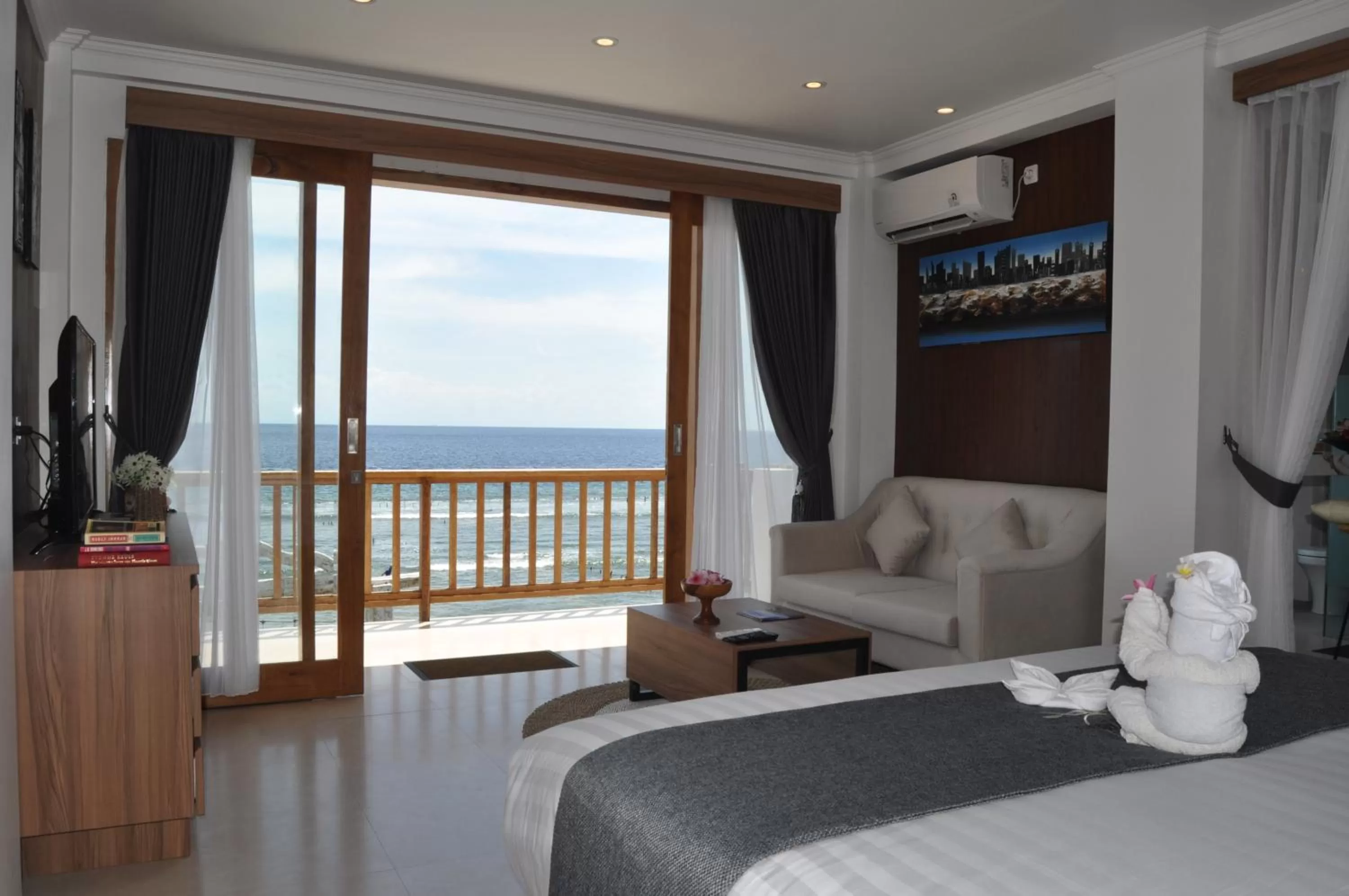 Living room, Bed in SUITE OCEAN BLUE