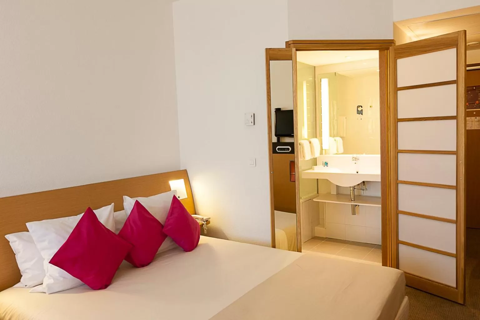 Bathroom, Bed in Novotel Tunis