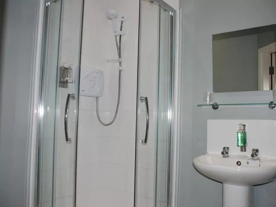 Triple Room with Shower in The White Swan, Yeadon Triple Room with Shower in The White Swan, Yeadon