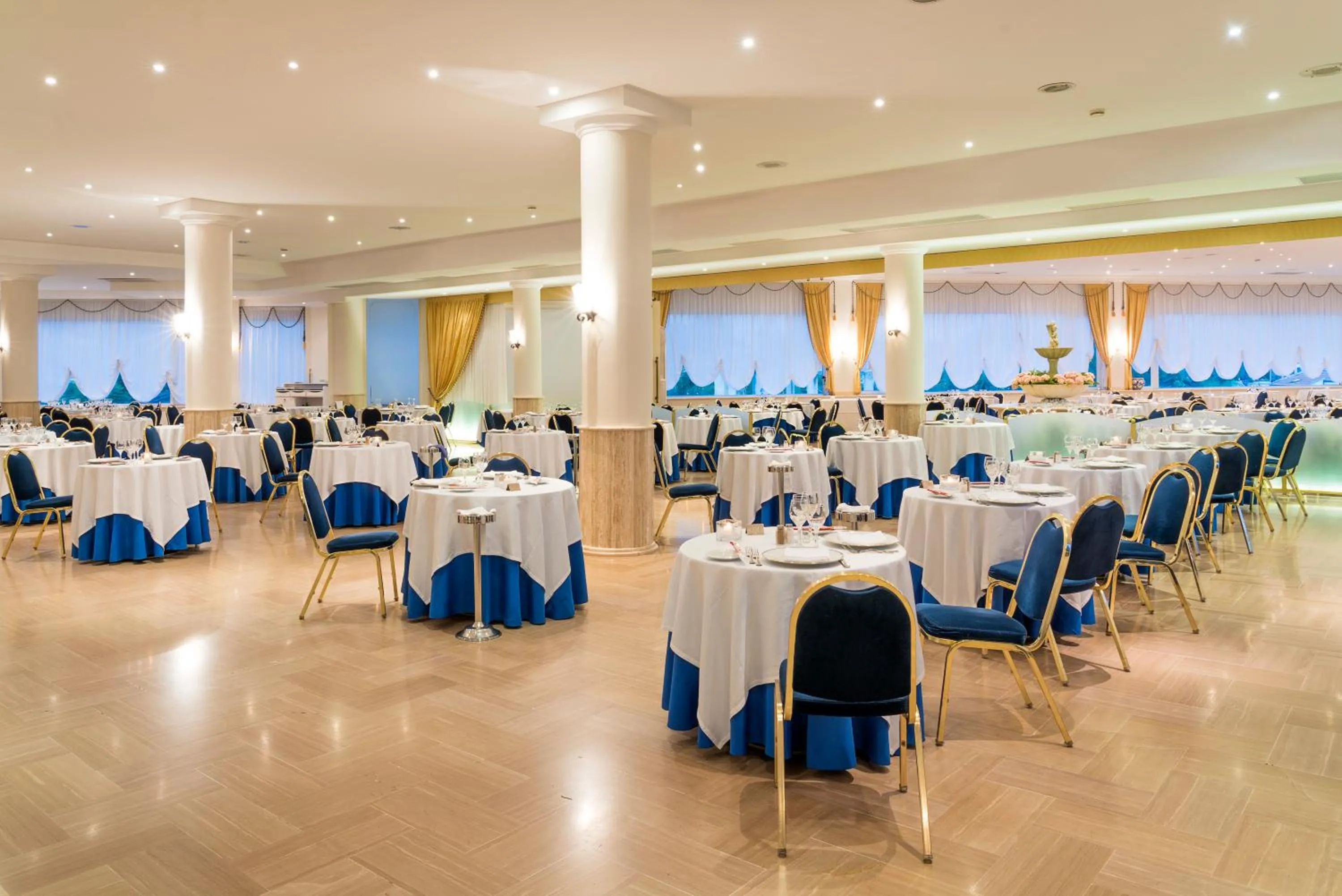 Restaurant/places to eat in Sant Alphio Garden Hotel & SPA