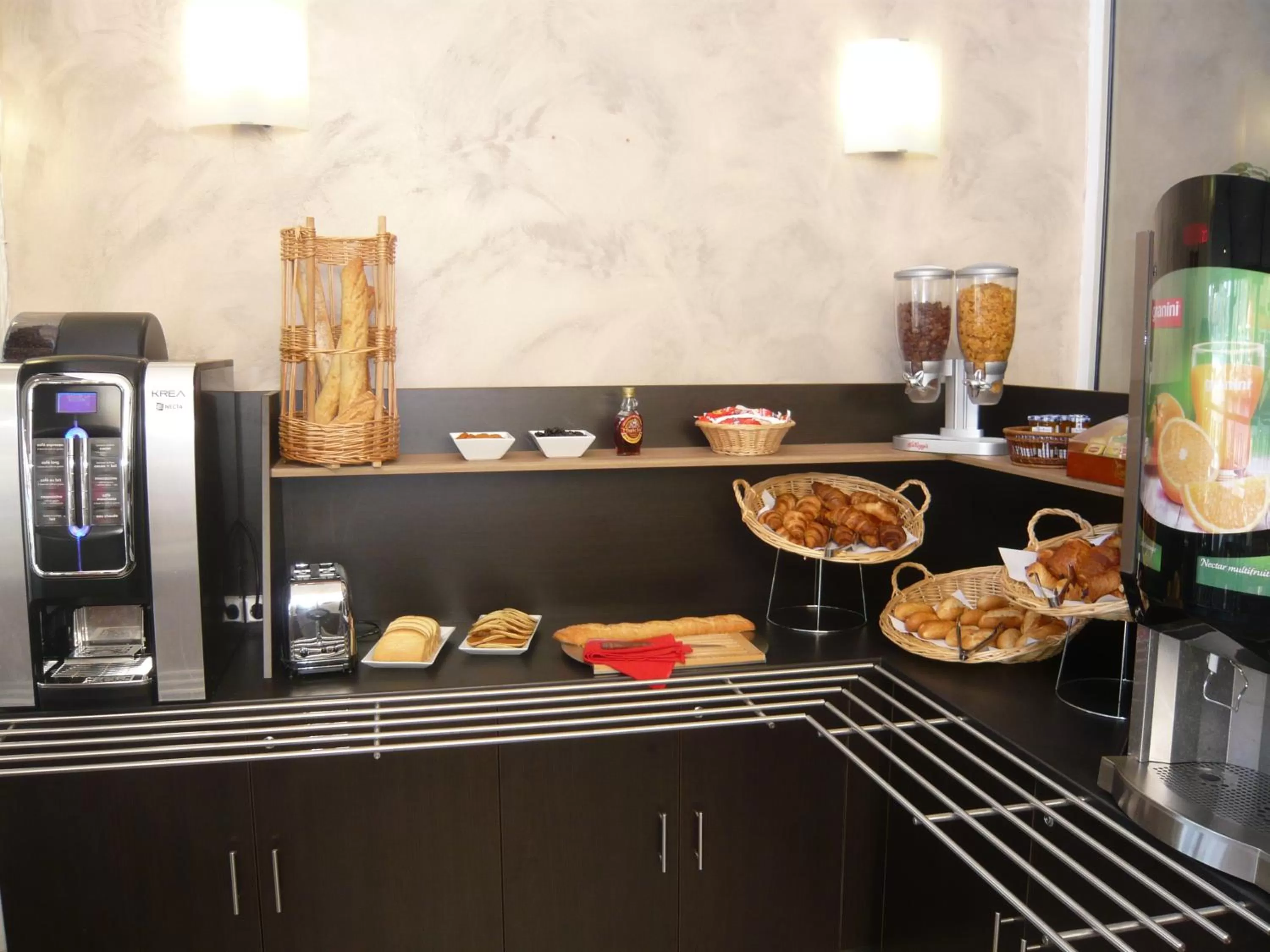 Food and drinks in Hôtel Port Beach