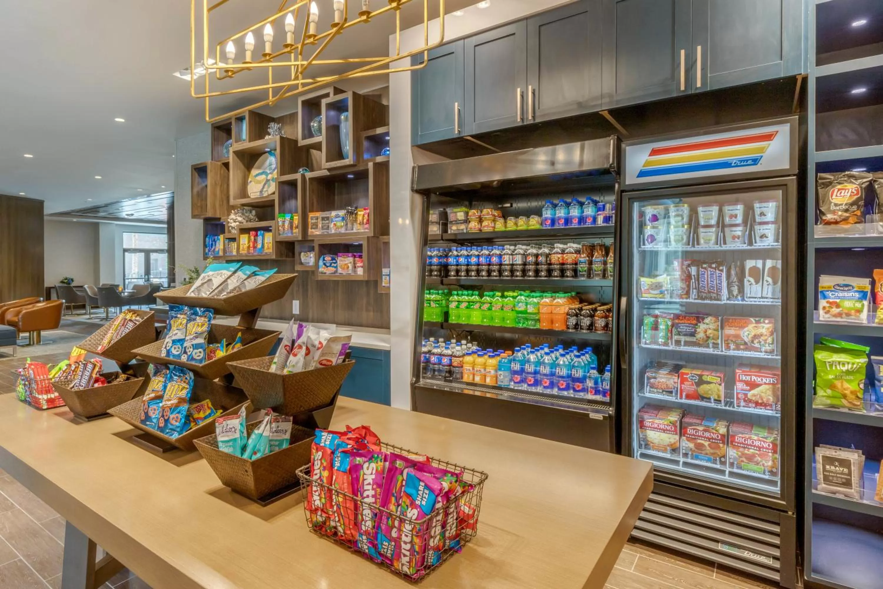 On-site shops in DoubleTree by Hilton Charleston Riverview