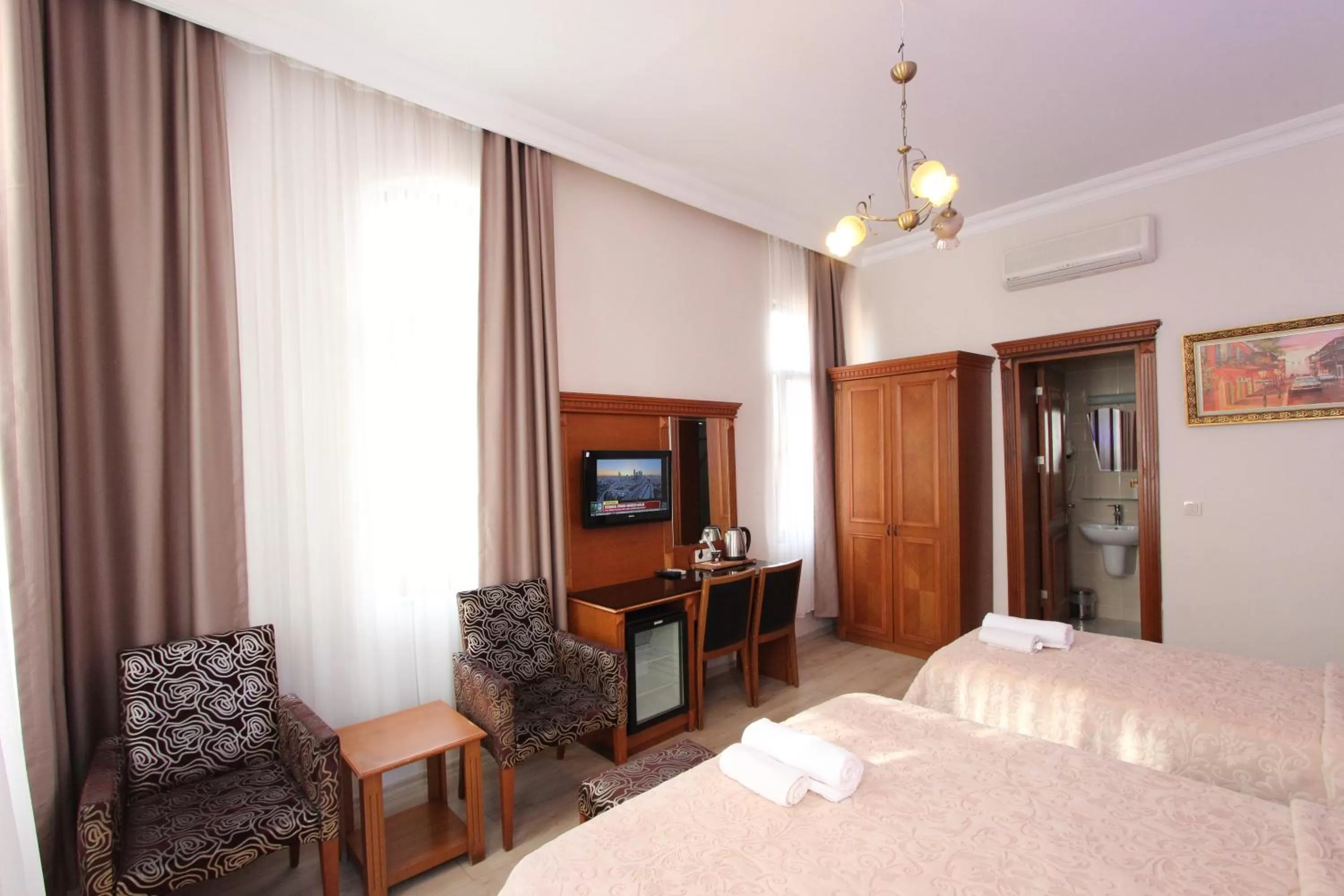 Photo of the whole room in Hotel New House