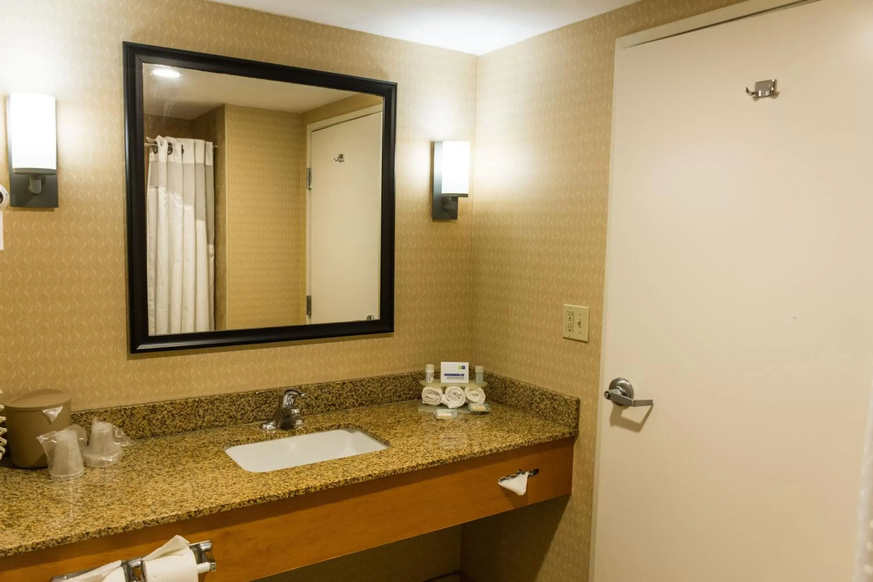 Executive Queen Room with Two Queen Beds -Smoking in Holiday Inn Express Saltillo Zona Aeropuerto by IHG Executive Queen Room with Two Queen Beds -Smoking in Holiday Inn Express Saltillo Zona Aeropuerto by IHG