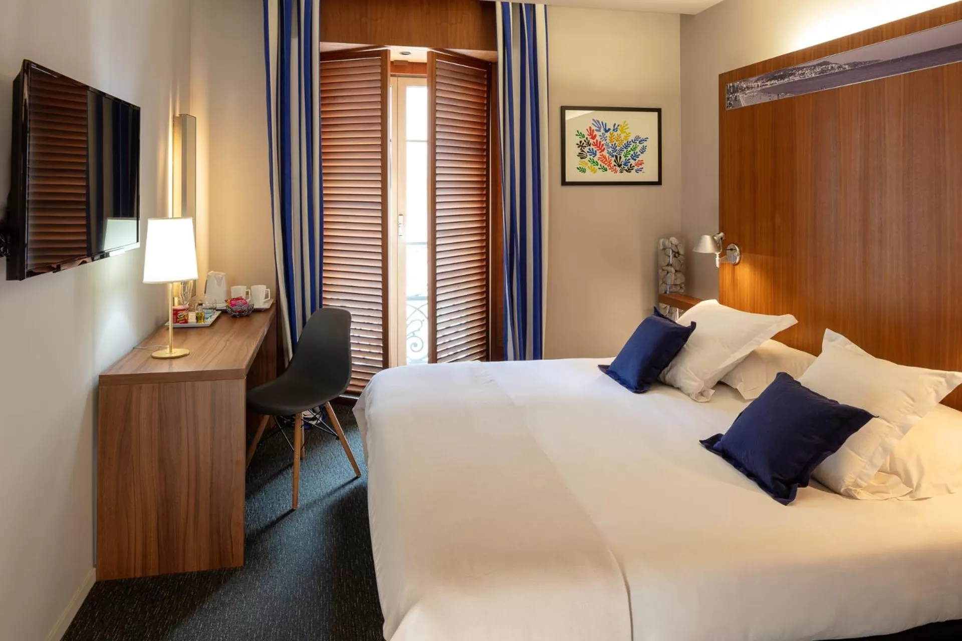 Bed in Hotel Beau Rivage