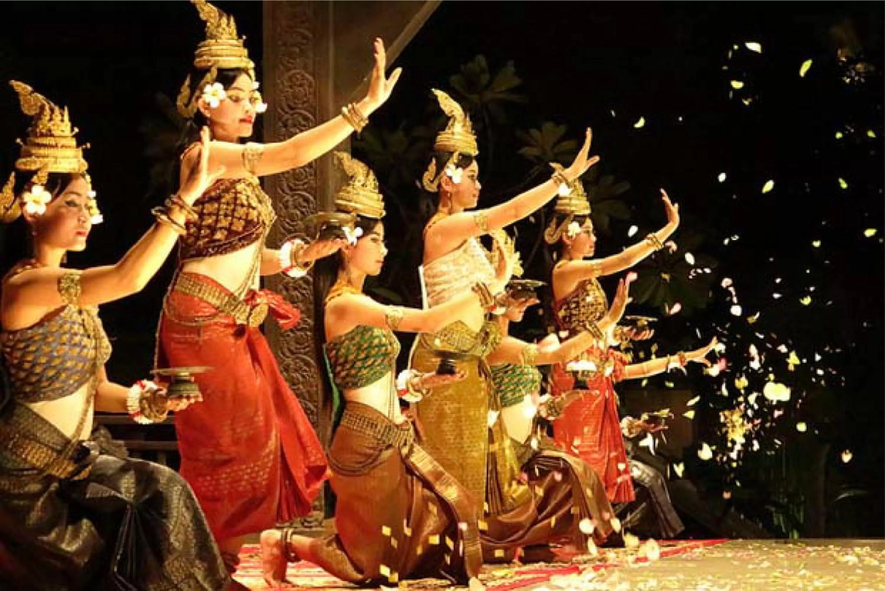 Evening entertainment in Home Indochine d'Angkor Hotel