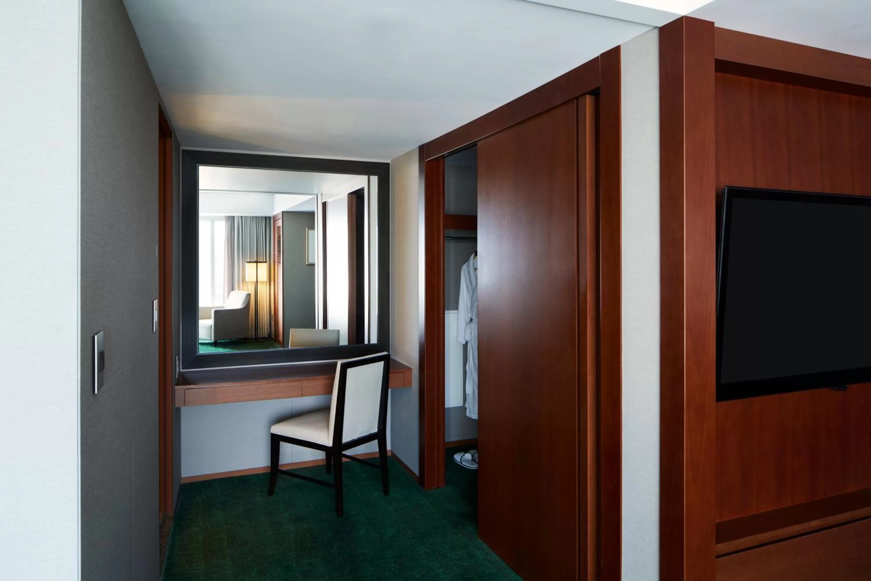 Seating area, TV/Entertainment Center in InterContinental Seoul COEX, an IHG Hotel