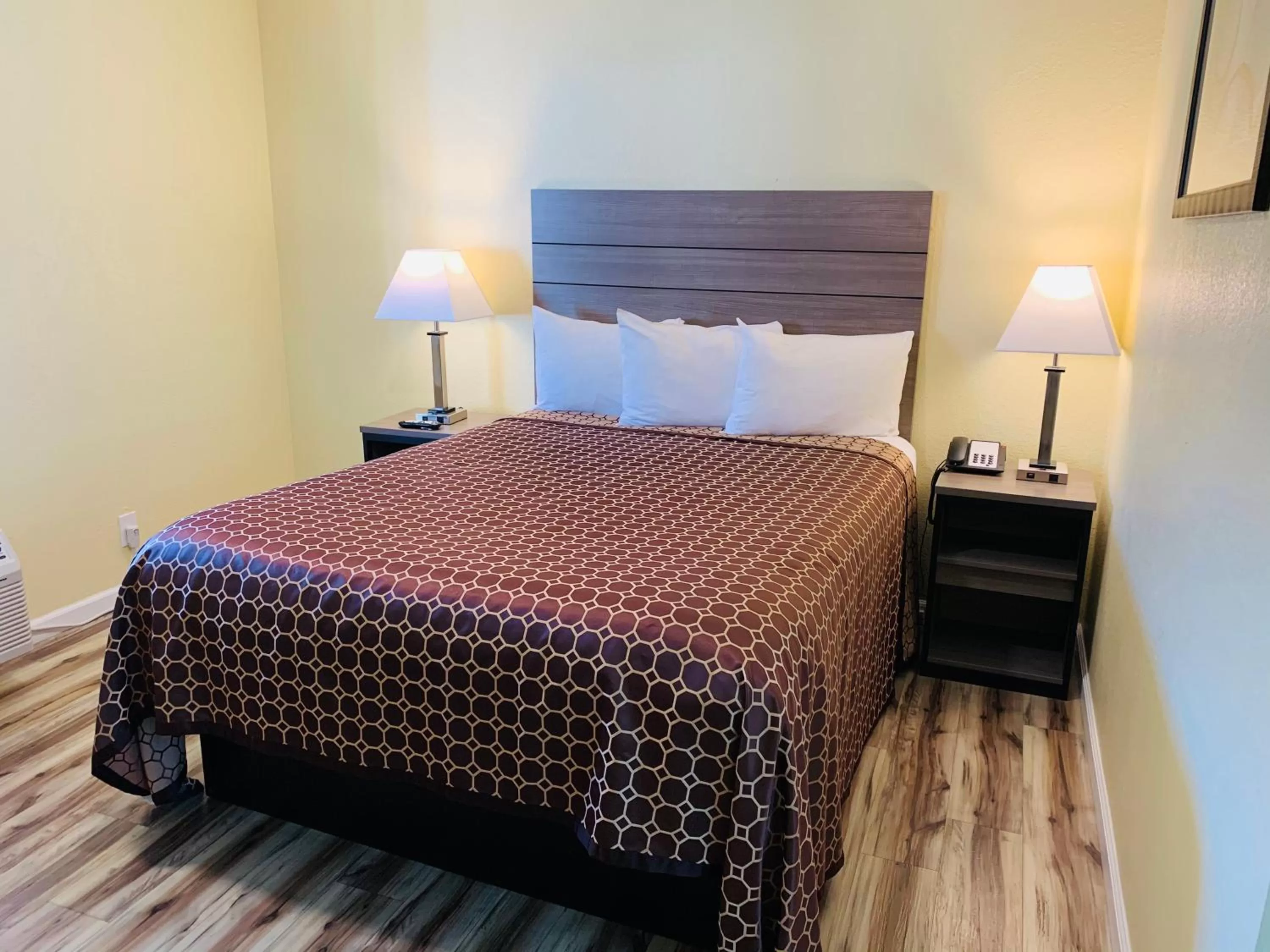 Other, Bed in Central Coast Inn Cayucos