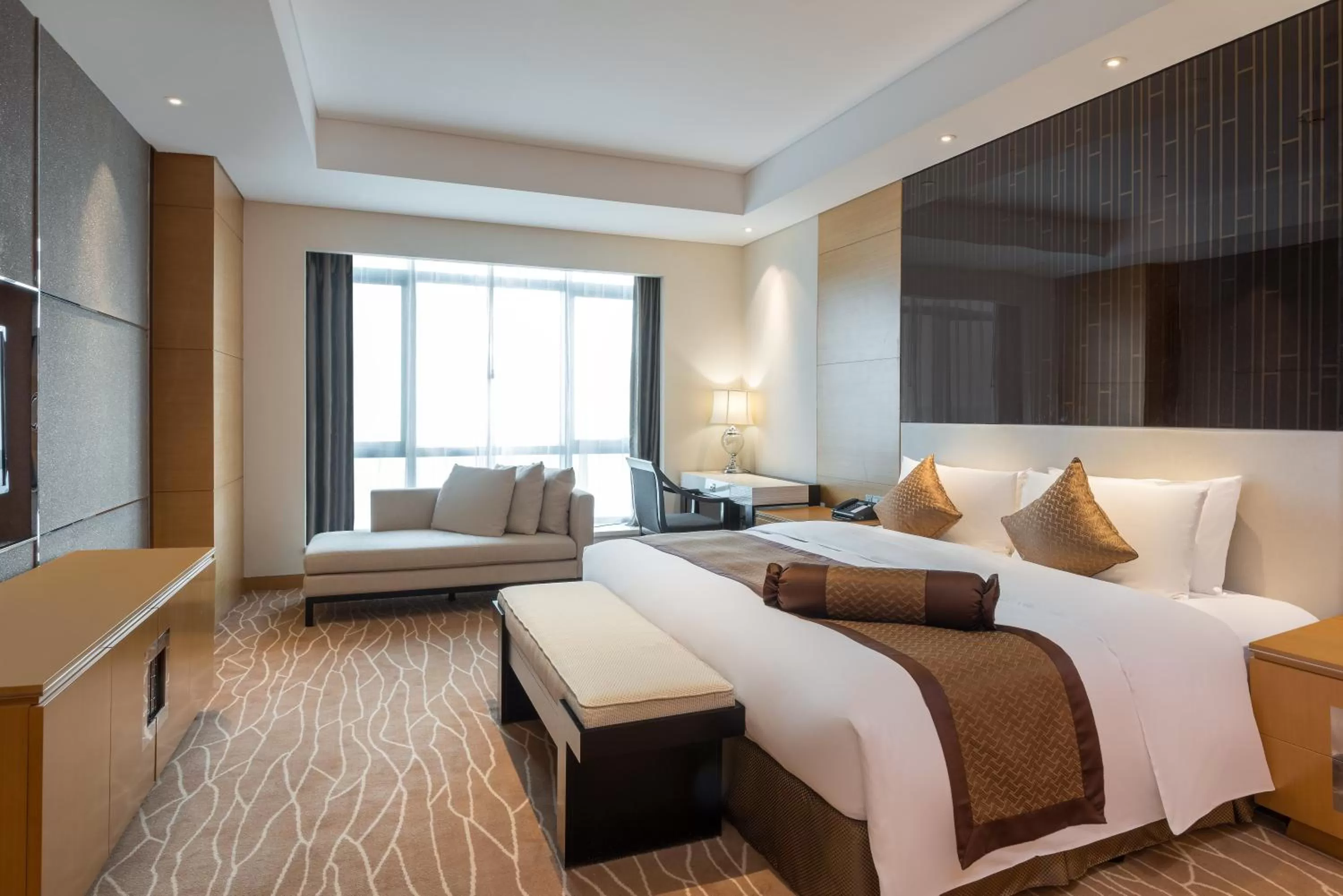 Photo of the whole room, Bed in Crowne Plaza Yangzhou by IHG