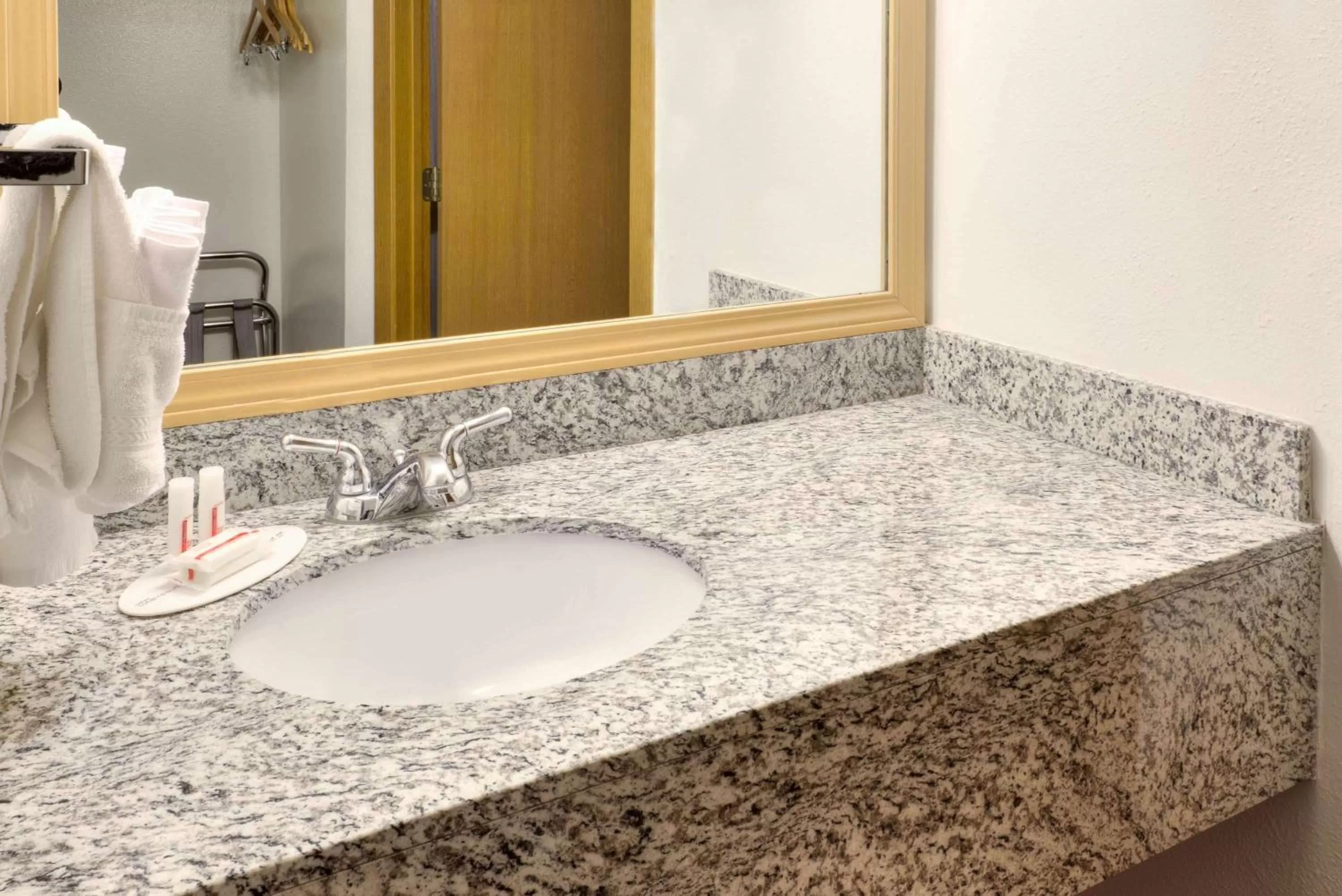 Deluxe King Studio Suite - Non-Smoking in Baymont by Wyndham Tri-Cities/Kennewick WA