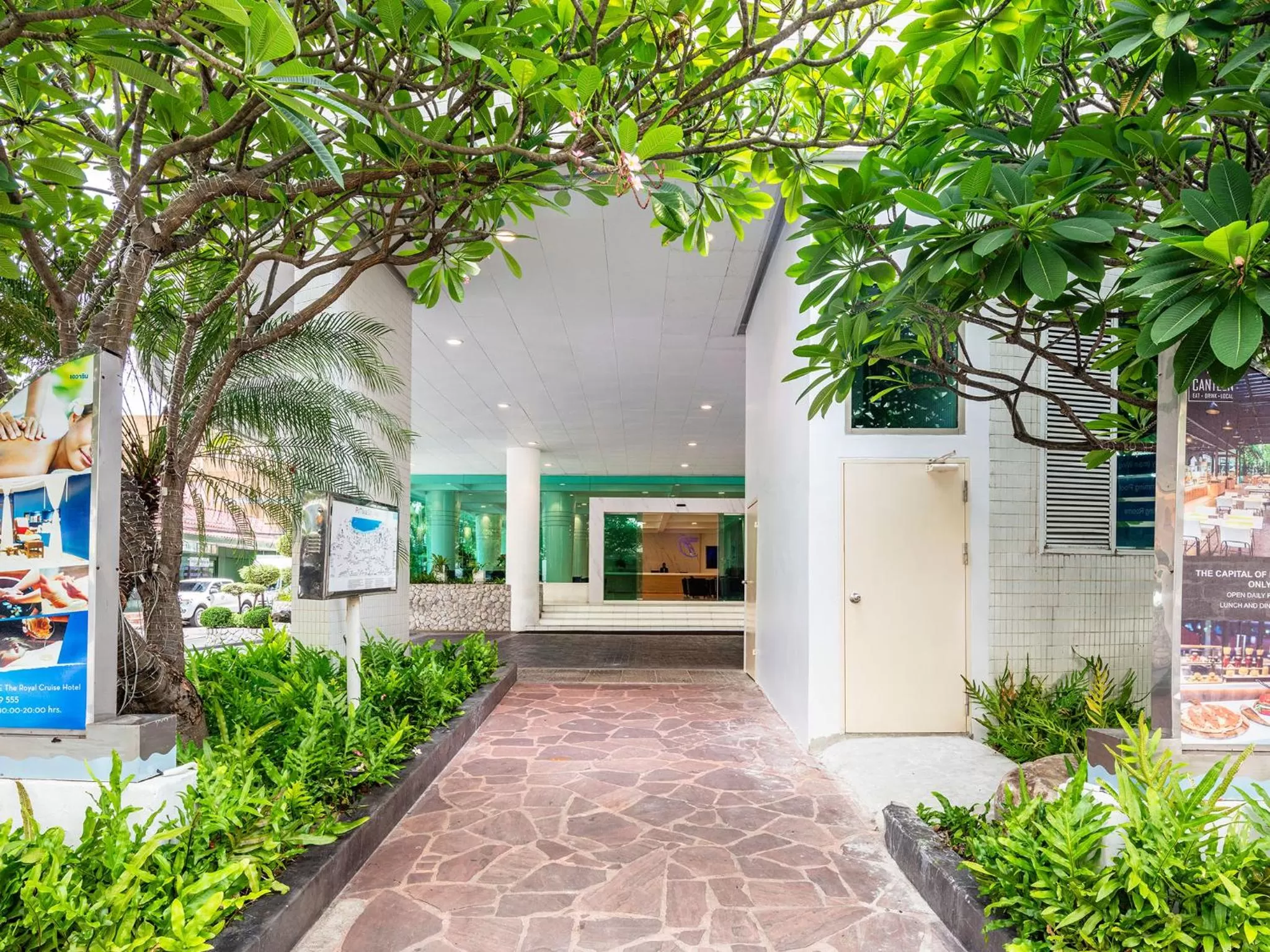 Facade/entrance in A-One New Wing Hotel