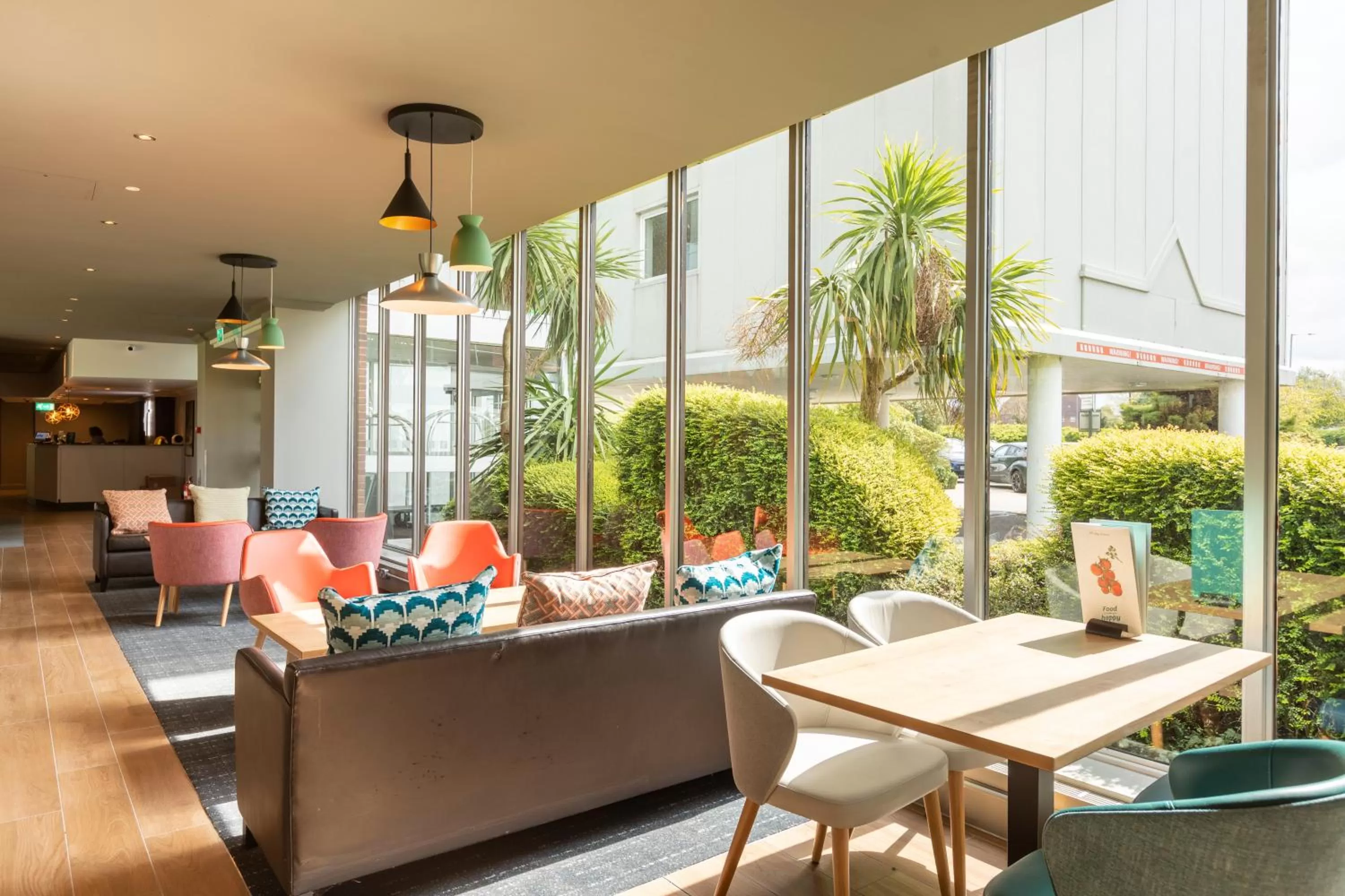 Lounge or bar in Holiday Inn Basildon by IHG