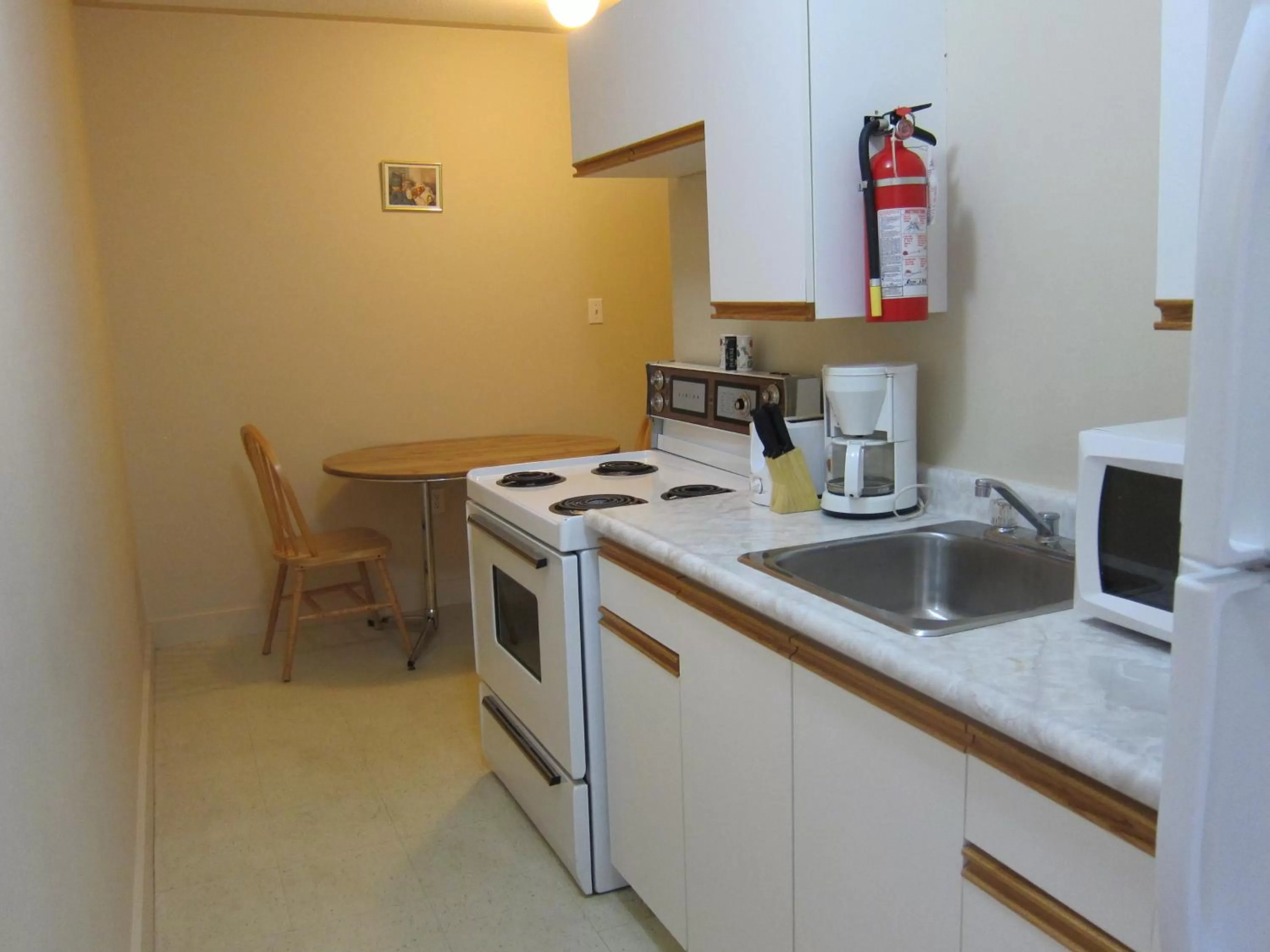 Kitchen or kitchenette in Fundy Spray Motel