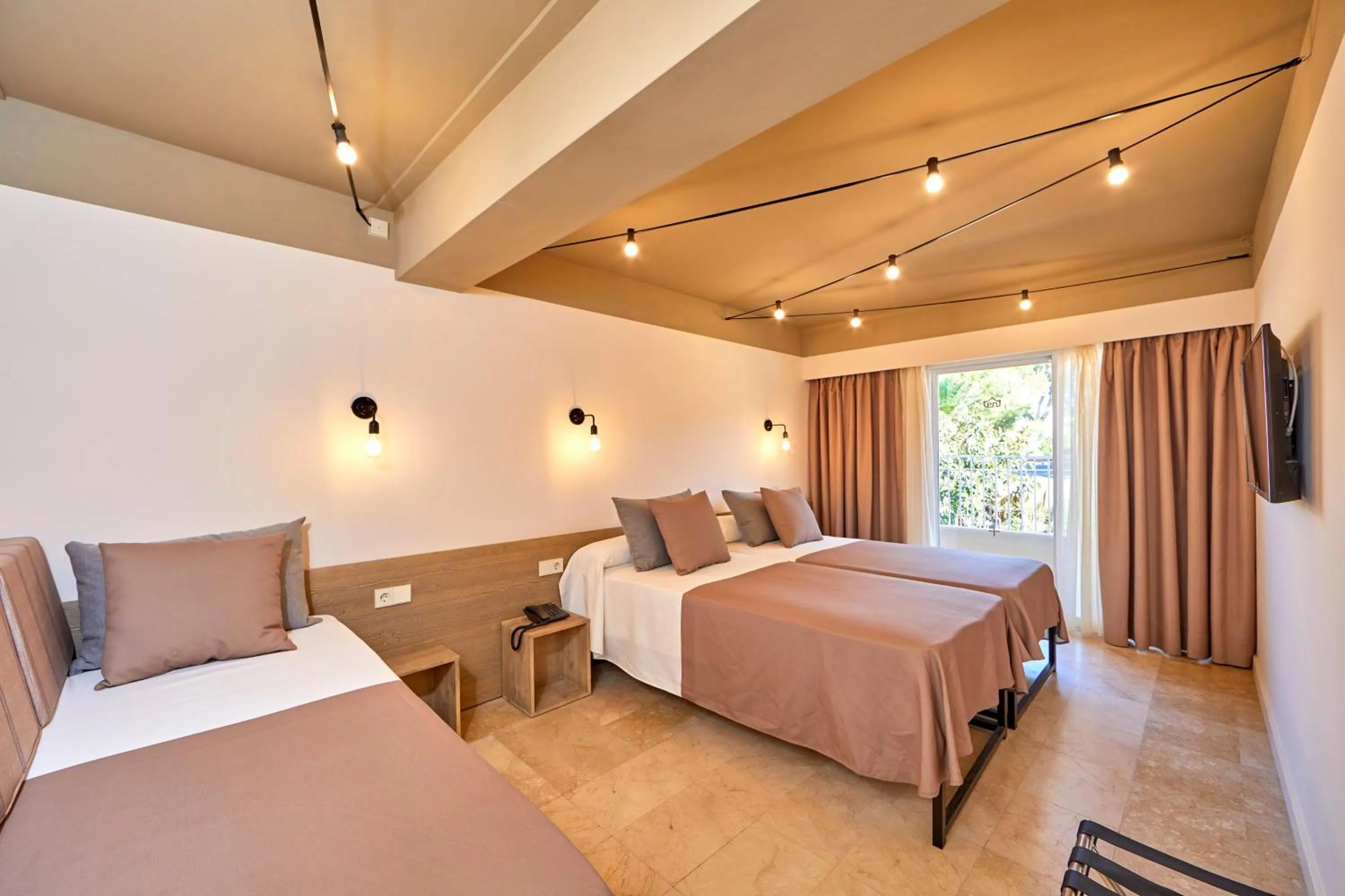 Double Room (2 Adults + 1 Child) - Unlimited Brunch in tent Capi Playa