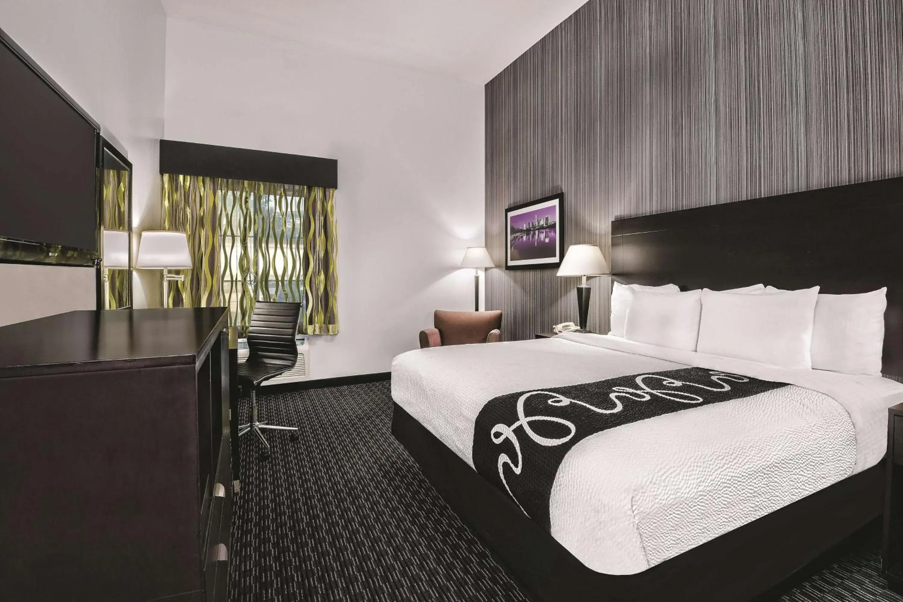 King Room with Roll-In Shower - Mobility/Hearing Accessible - Non-Smoking in La Quinta by Wyndham Austin - Cedar Park King Room with Roll-In Shower - Mobility/Hearing Accessible - Non-Smoking in La Quinta by Wyndham Austin - Cedar Park