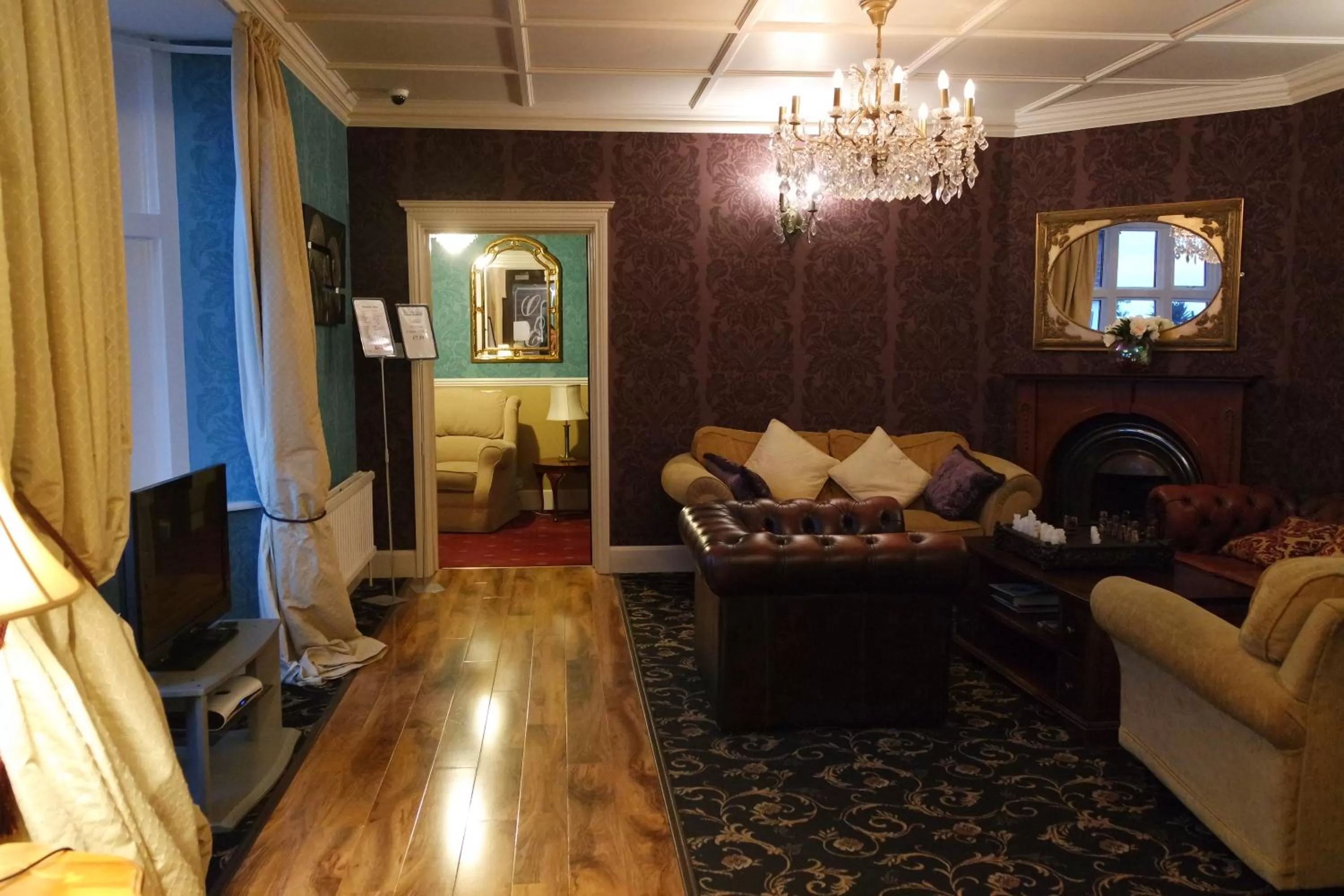 Communal lounge/ TV room in Gable End Hotel