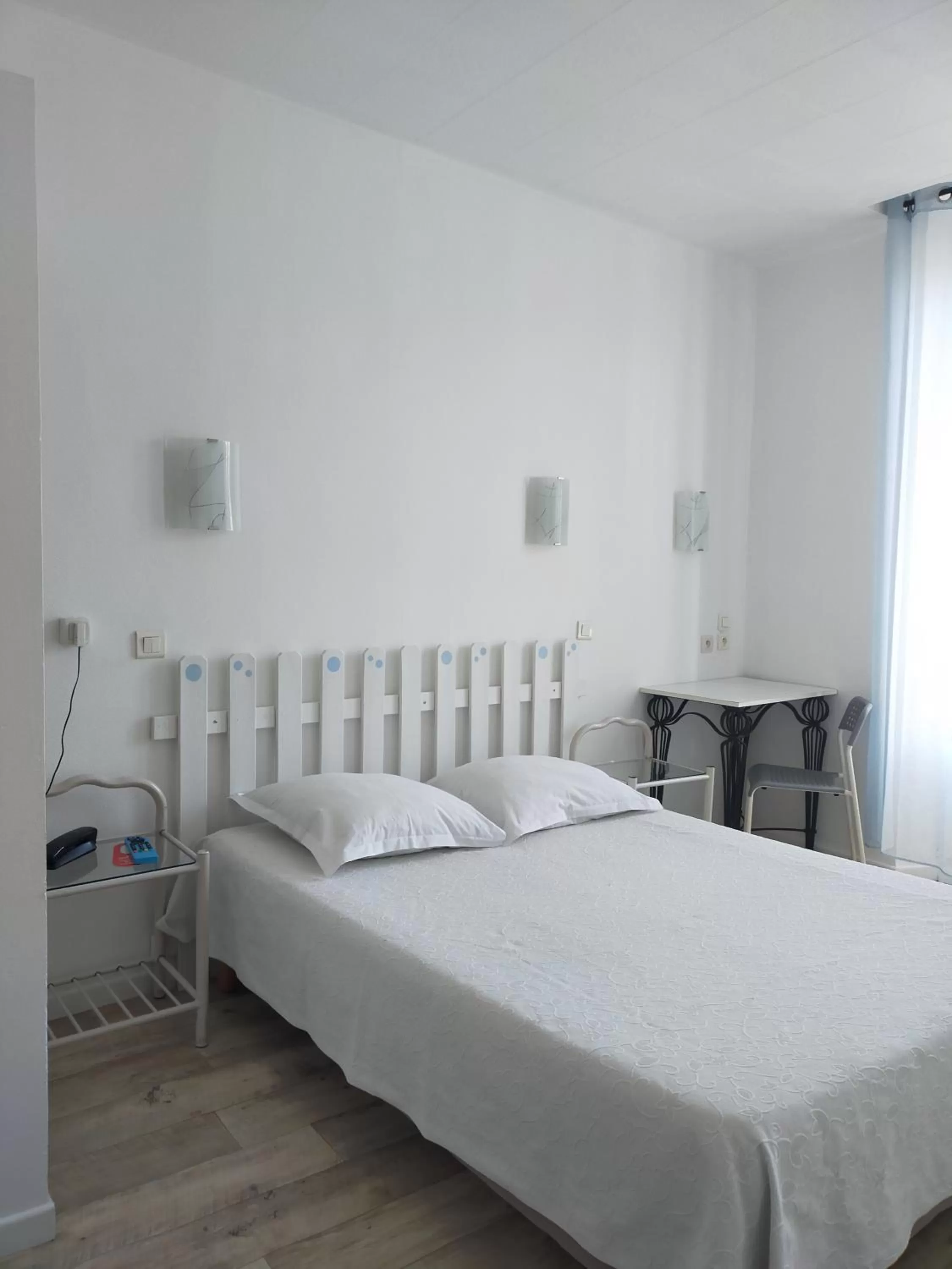 Photo of the whole room, Bed in Au Nouvel Hôtel