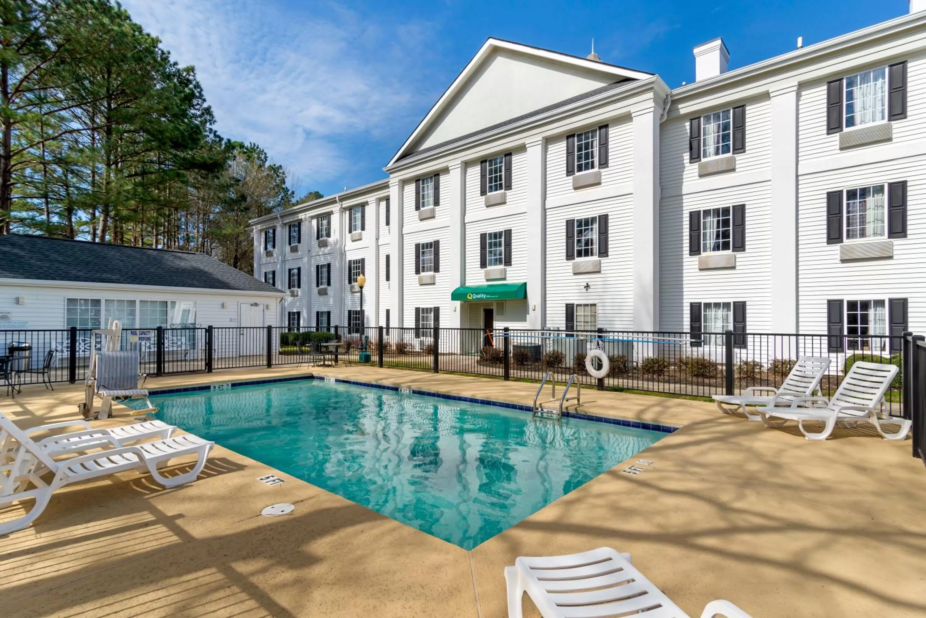 Swimming pool in Quality Inn Newnan - Atlanta South