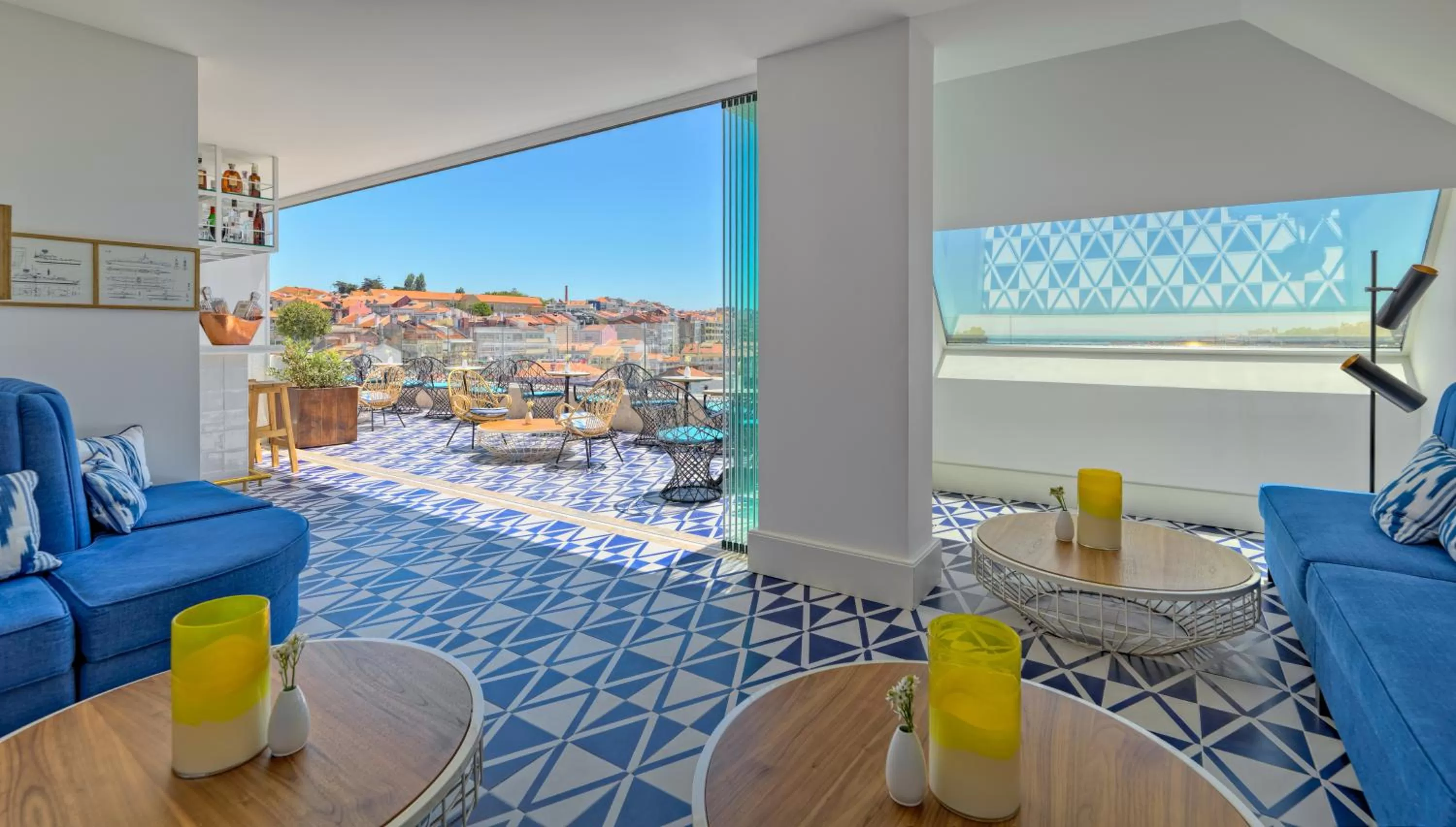 Lounge or bar in H10 Duque de Loule