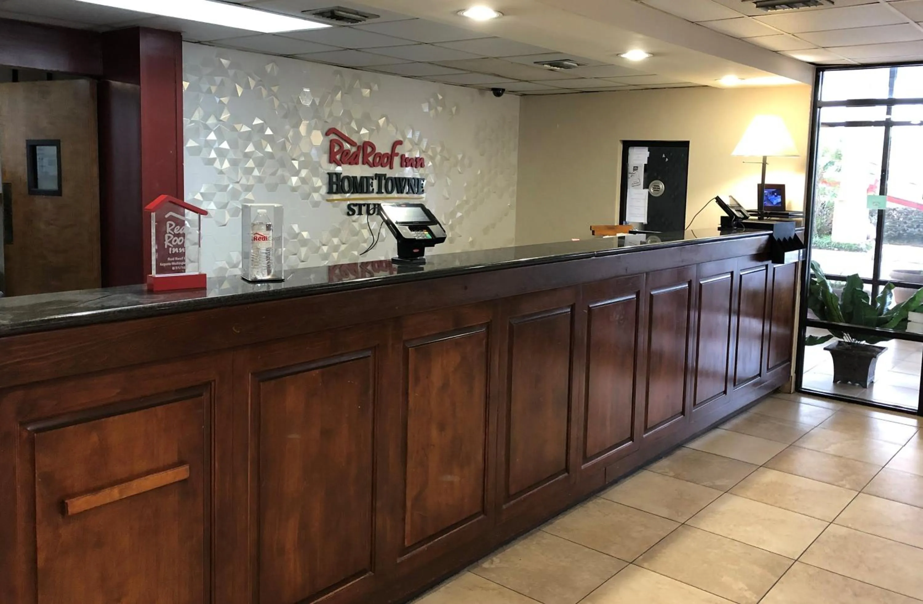 Lobby or reception in HomeTowne Studios by Red Roof Augusta